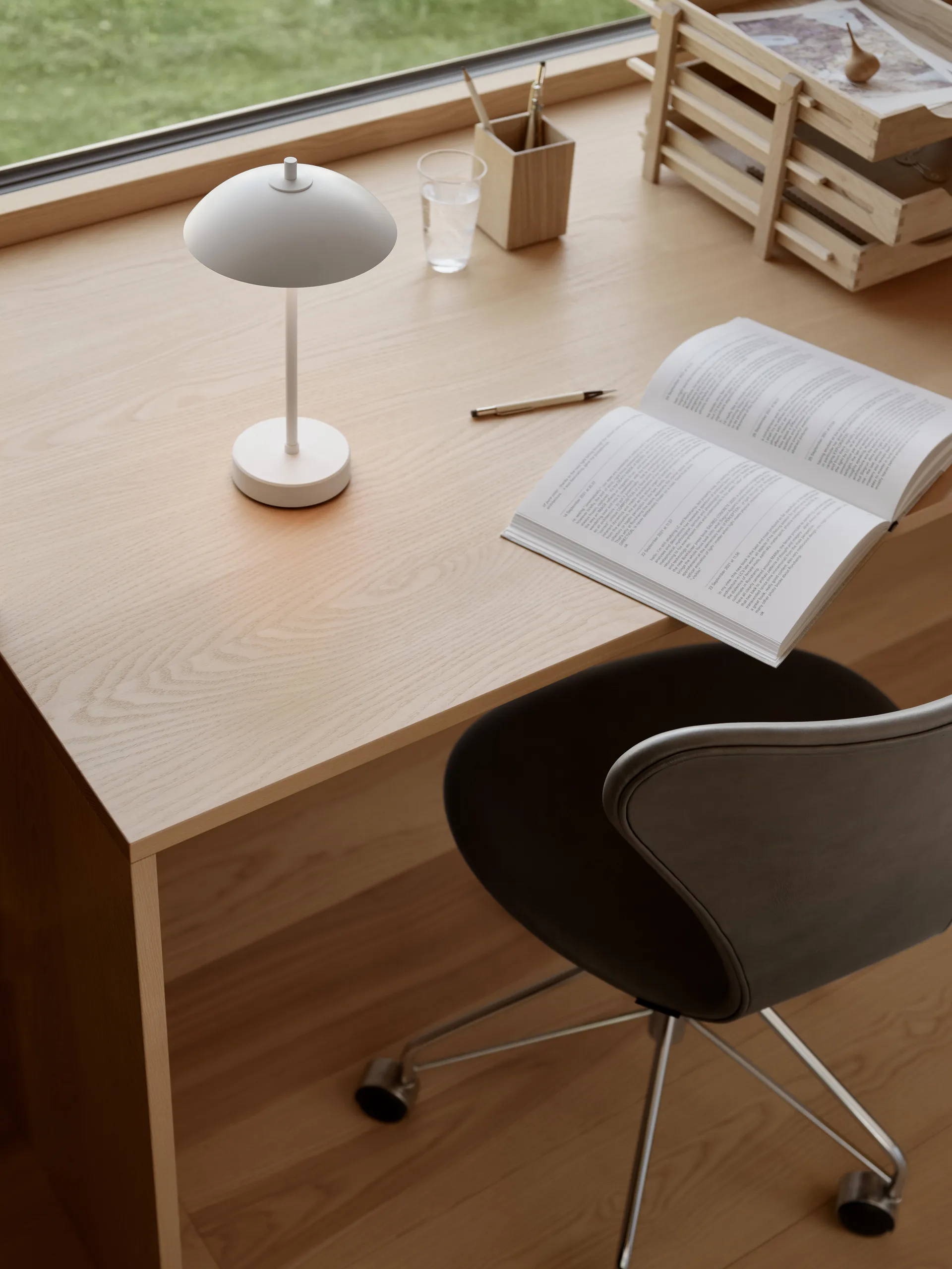 Lámpara de mesa portátil Clam 31 cm, White Fritz Hansen