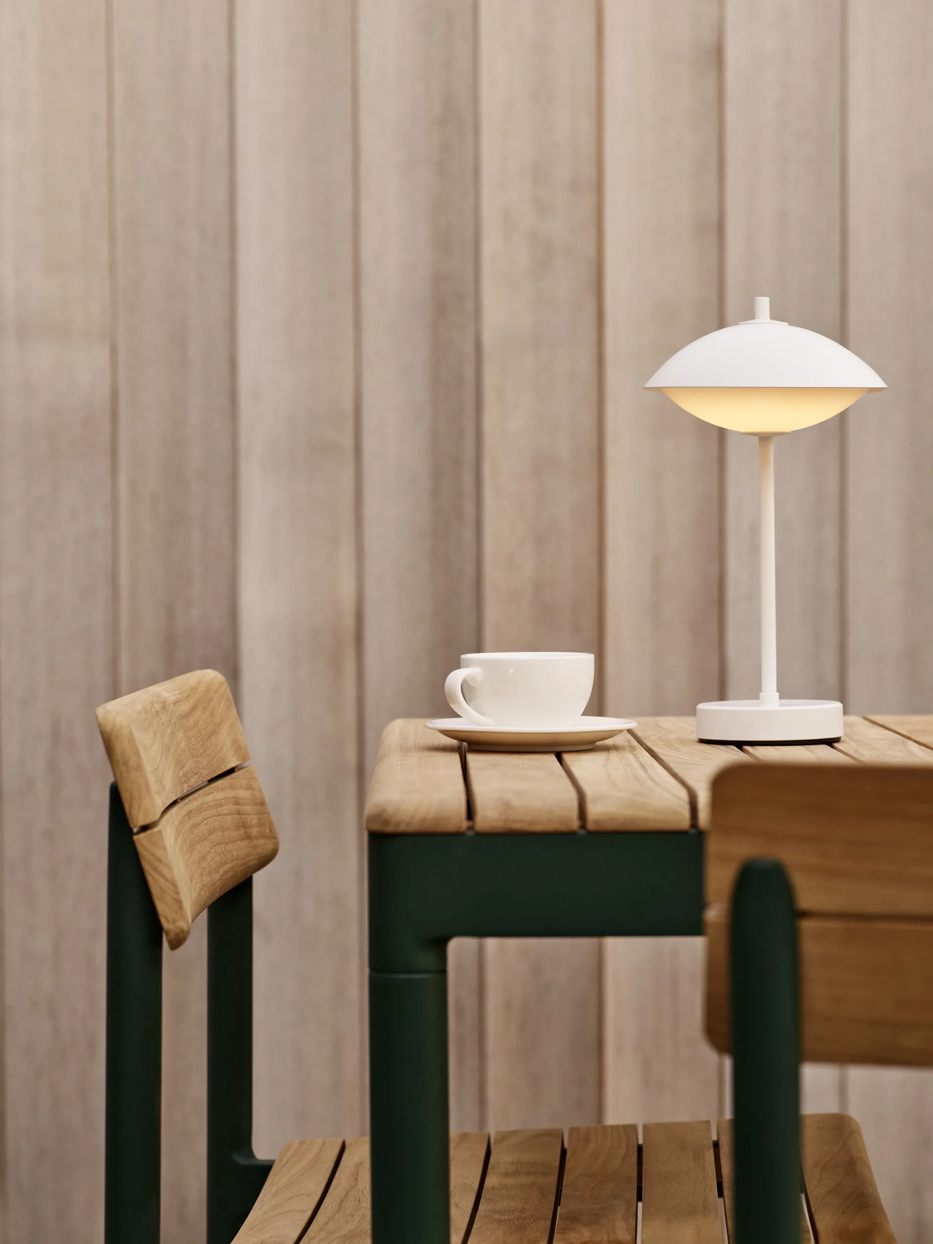 Lámpara de mesa portátil Clam 31 cm, White Fritz Hansen