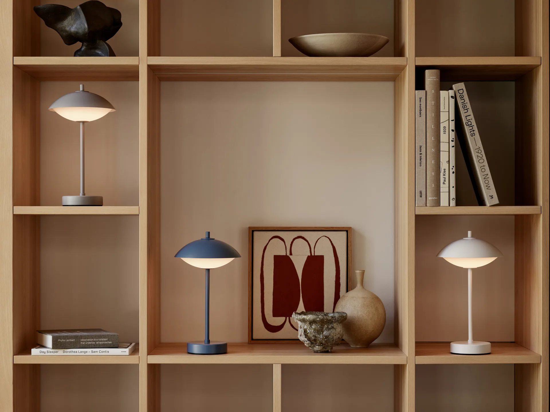 Lámpara de mesa portátil Clam 31 cm, White Fritz Hansen