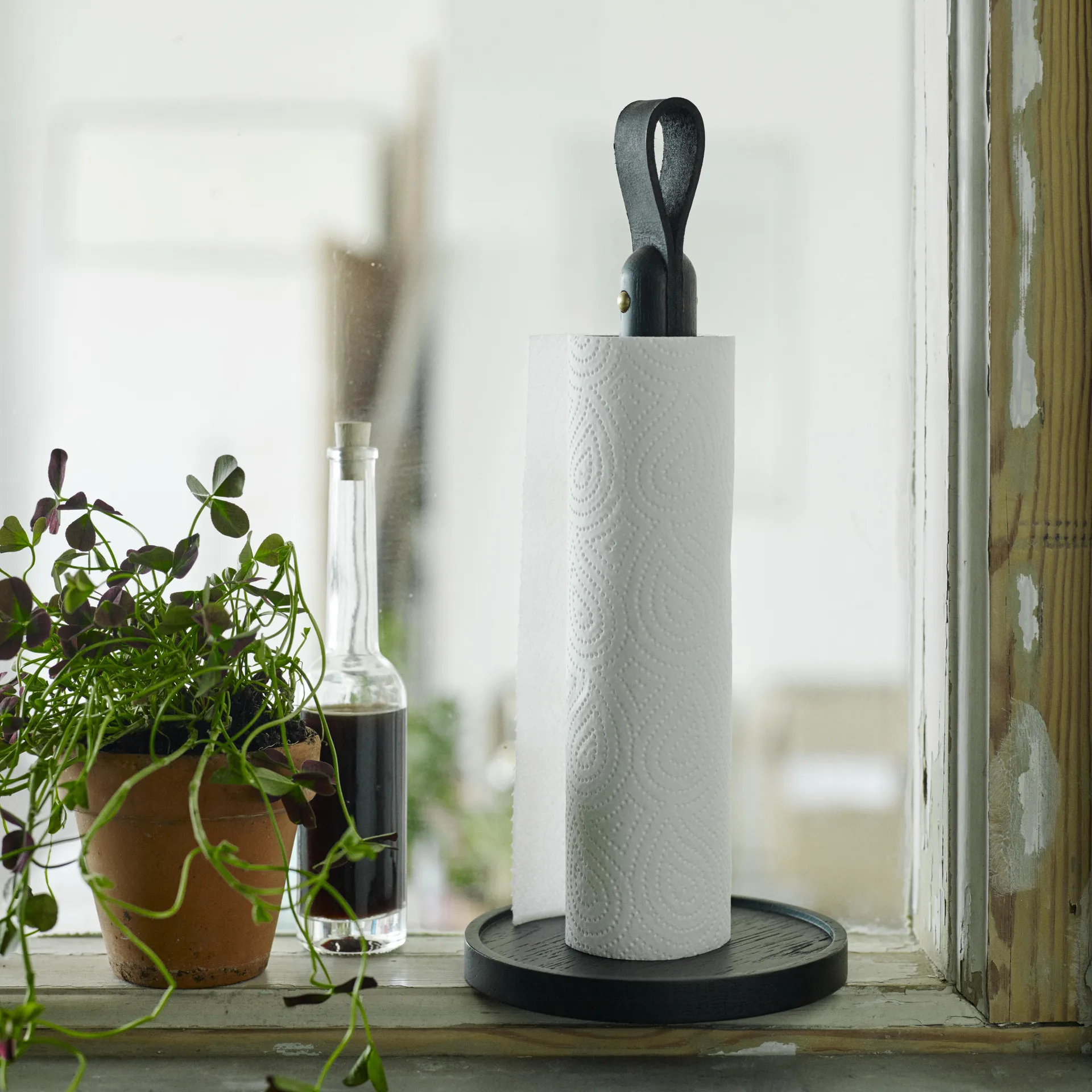 Portarrollos cocina Norr, roble teñido de negro Fritz Hansen