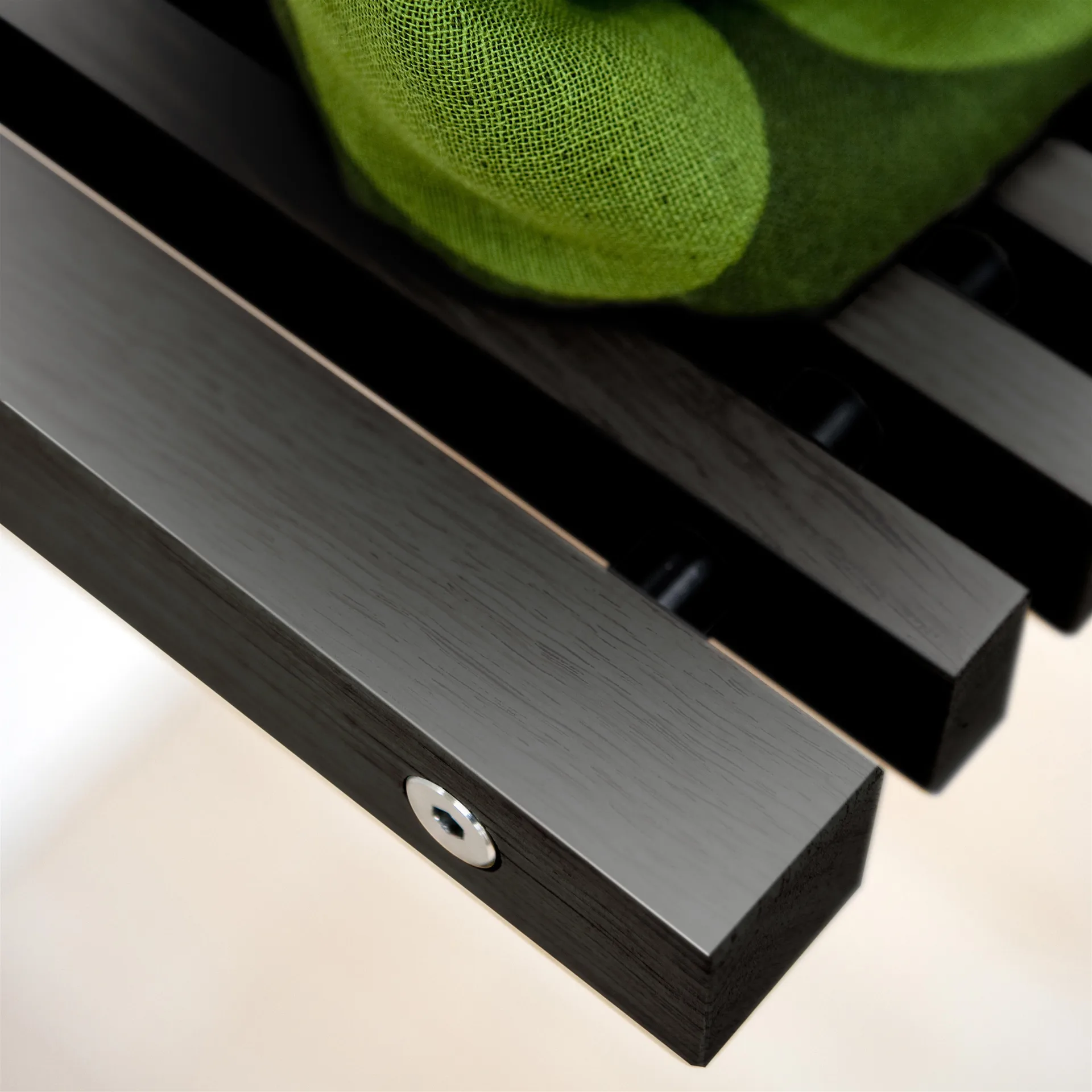 Silla de pared Cutter, roble lacado negro Fritz Hansen