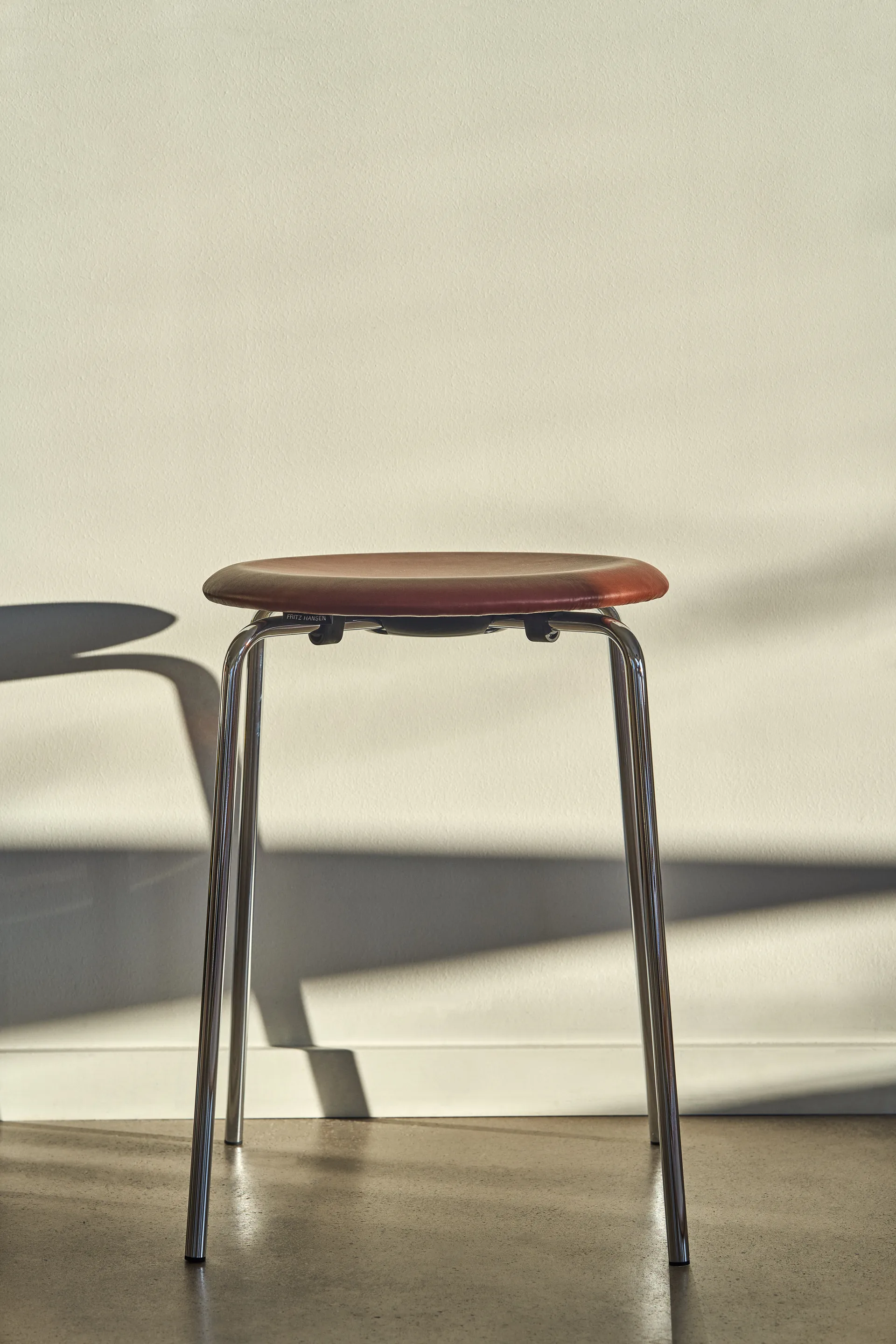Taburete Dot cuero, Chestnut Fritz Hansen