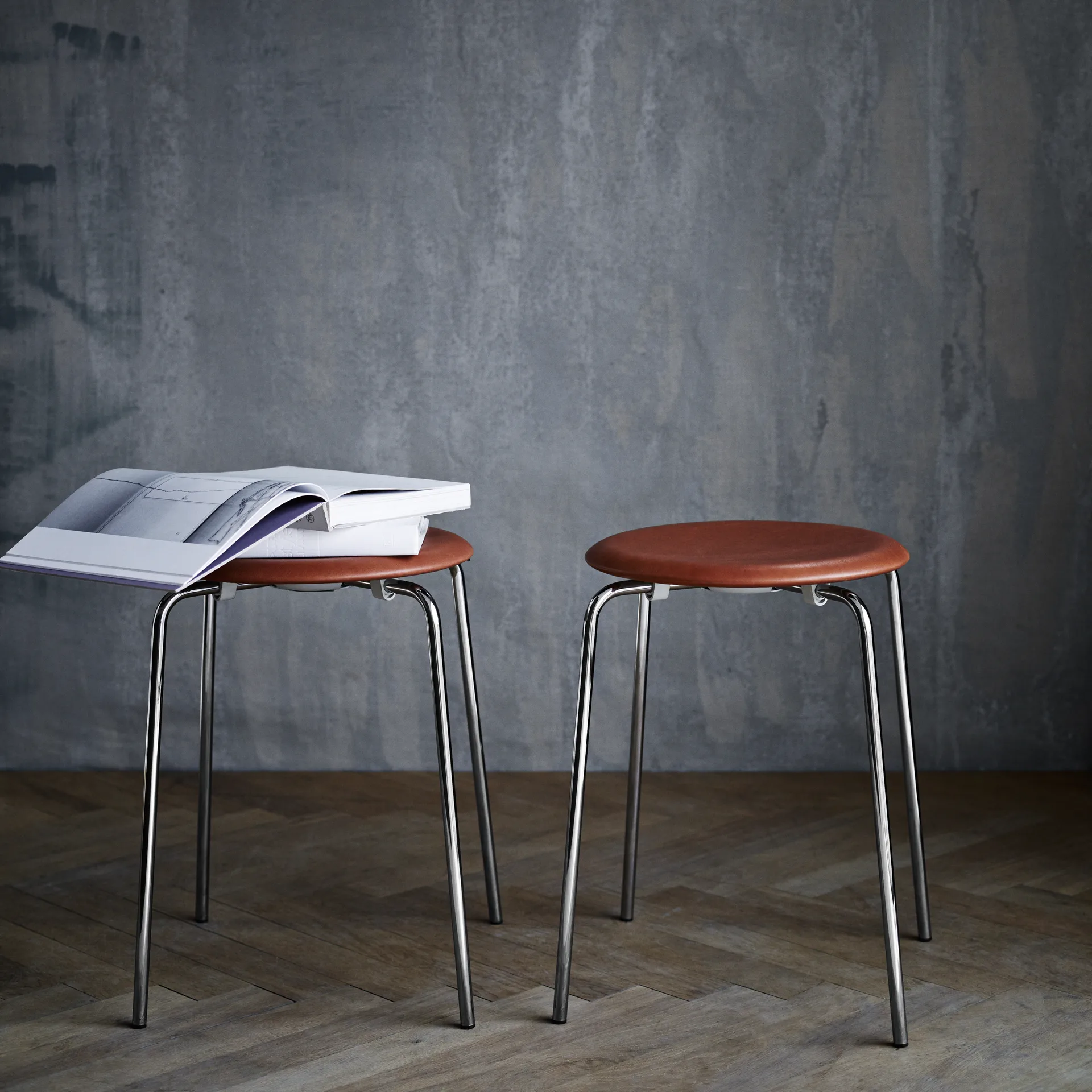 Taburete Dot cuero, Wild leather walnut Fritz Hansen