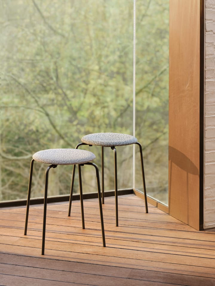 Taburete Dot tela, White-purple Fritz Hansen