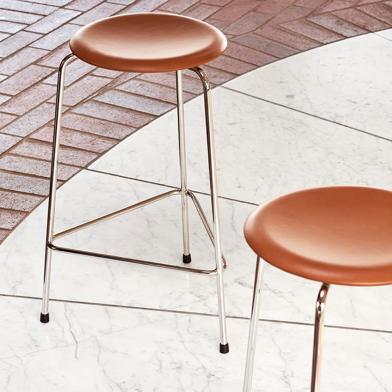Taburete High Dot cuero, Wild leather walnut Fritz Hansen