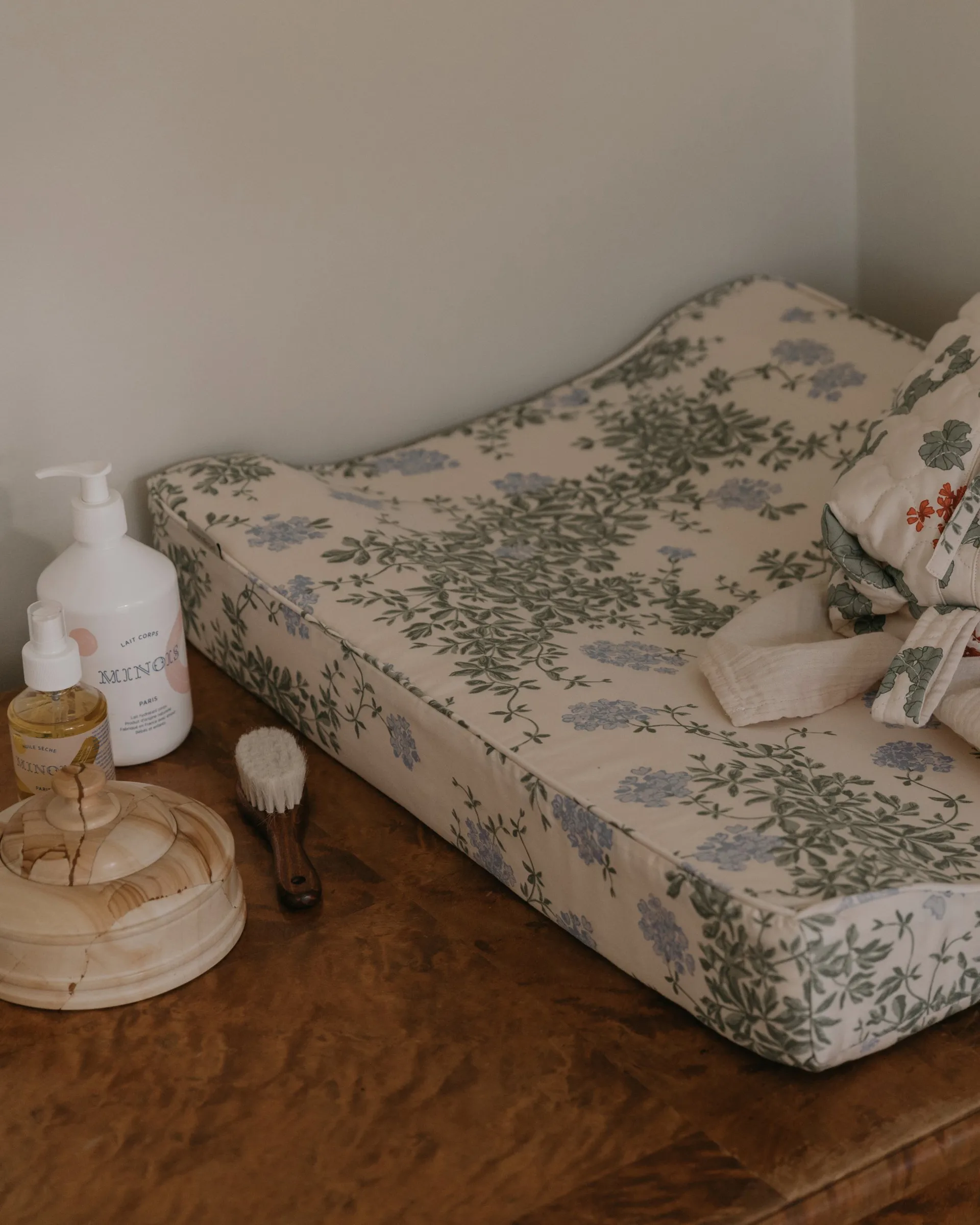 Cambiador acolchado satin Plumbago, 50x65x9 cm Garbo&Friends