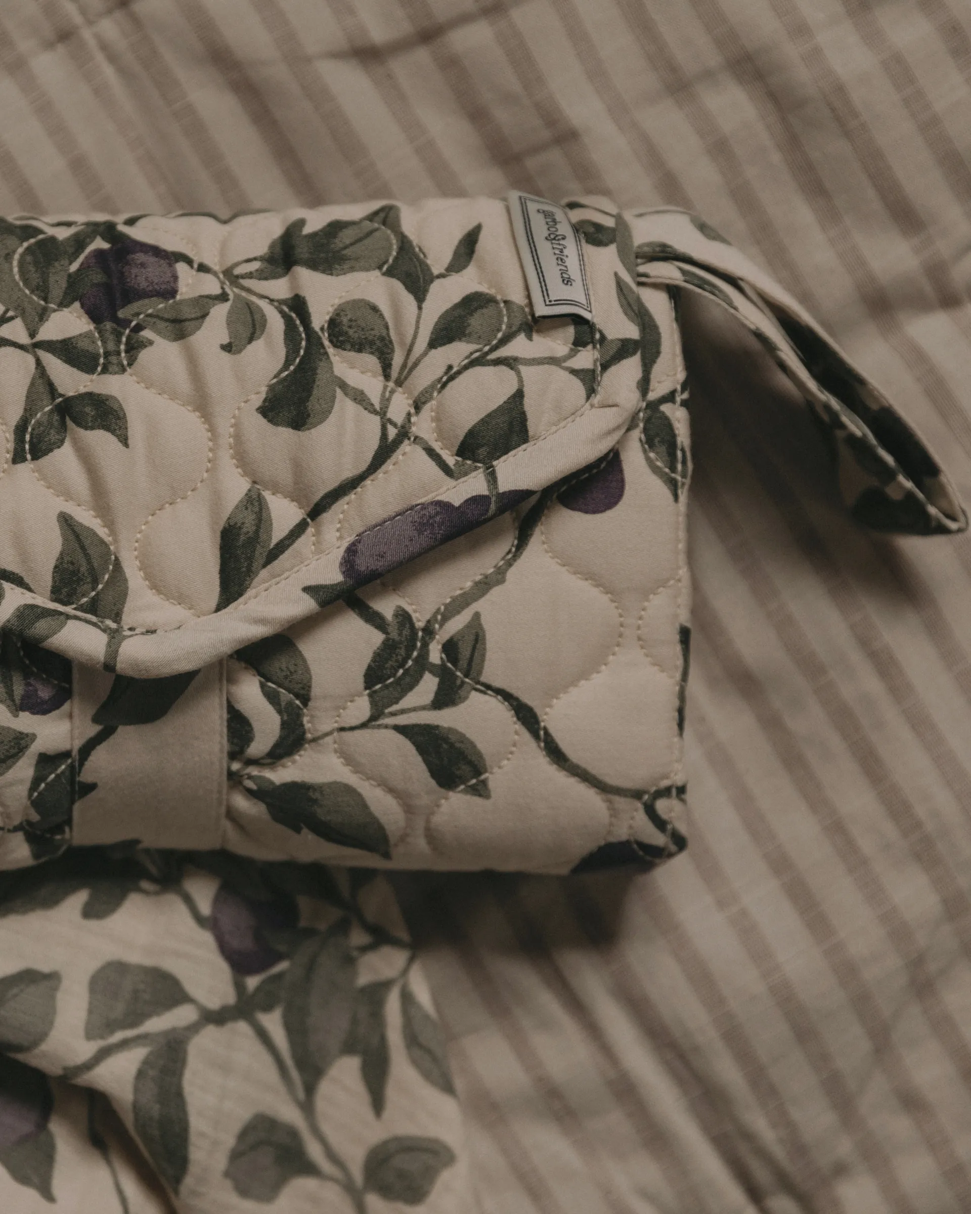 Cambiador portátil Plum satin acolchado change to go, 46x80 cm Garbo&Friends