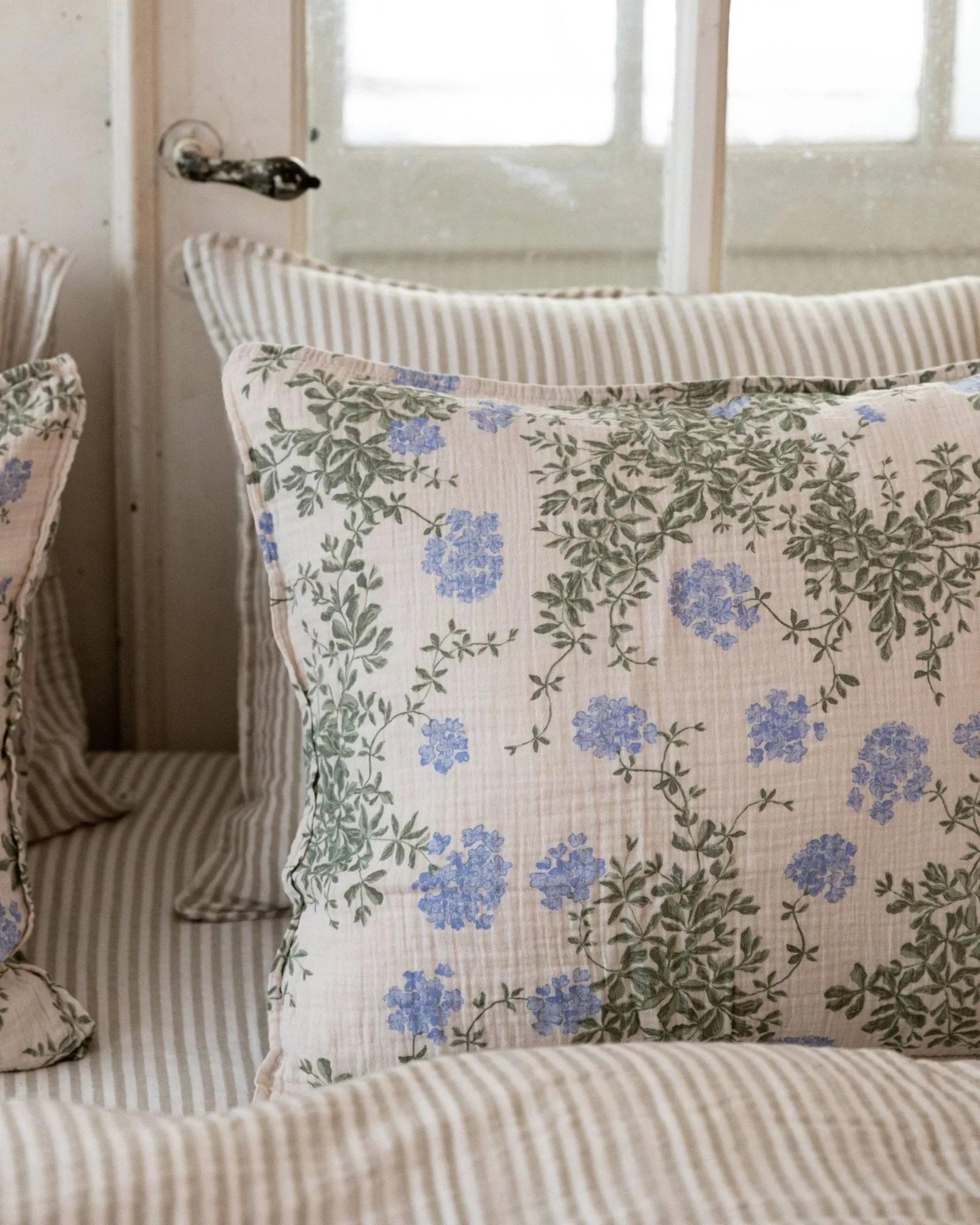 Funda de almohada Plumbago Muslin, 80x80 cm Garbo&Friends