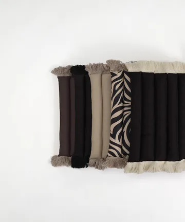 Cojín de asiento Garden Glory con flecos - Negro, flecos offwhite, 38×120 cm - Garden Glory