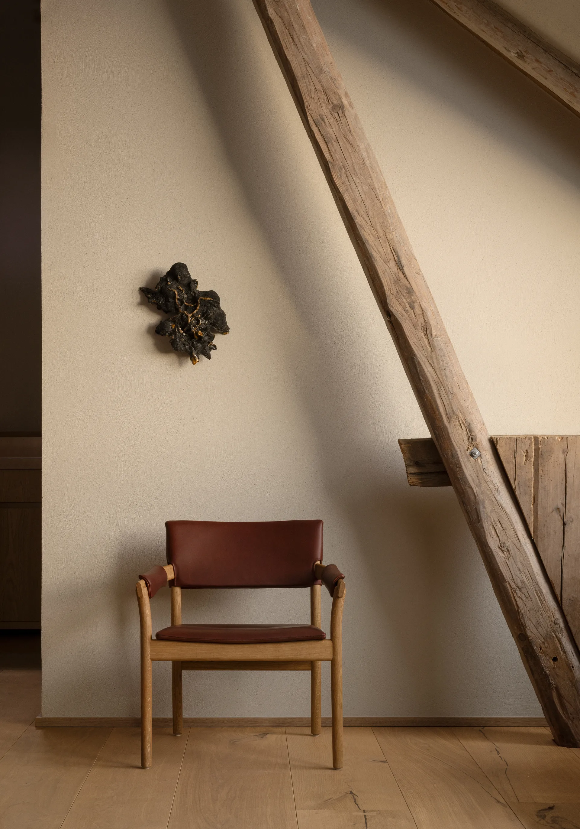 Butaca Vyn con respaldo tapizado, Monocoat natural-Elmosoft 43283 Gärsnäs