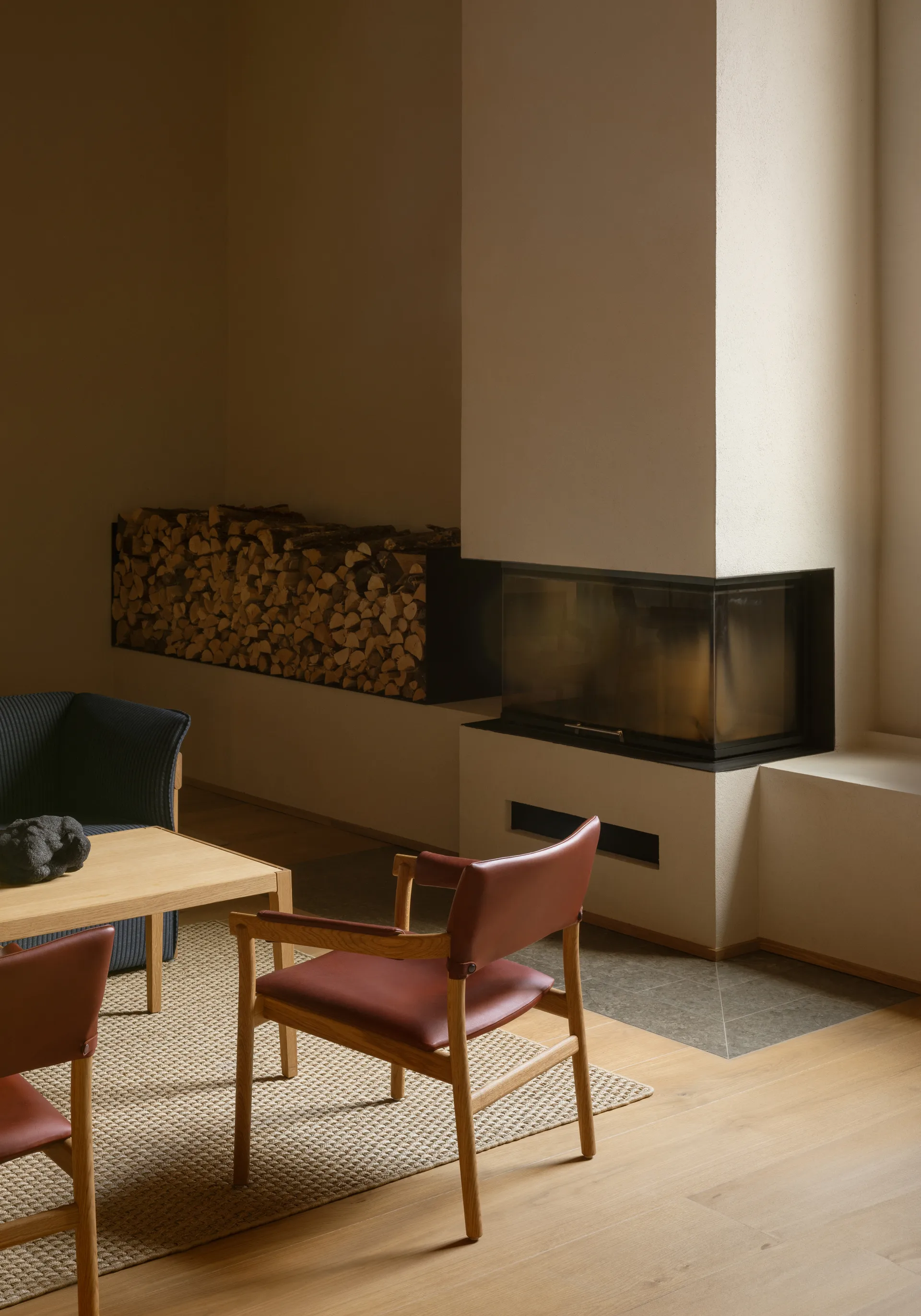 Butaca Vyn con respaldo tapizado, Monocoat natural-Elmosoft 43283 Gärsnäs