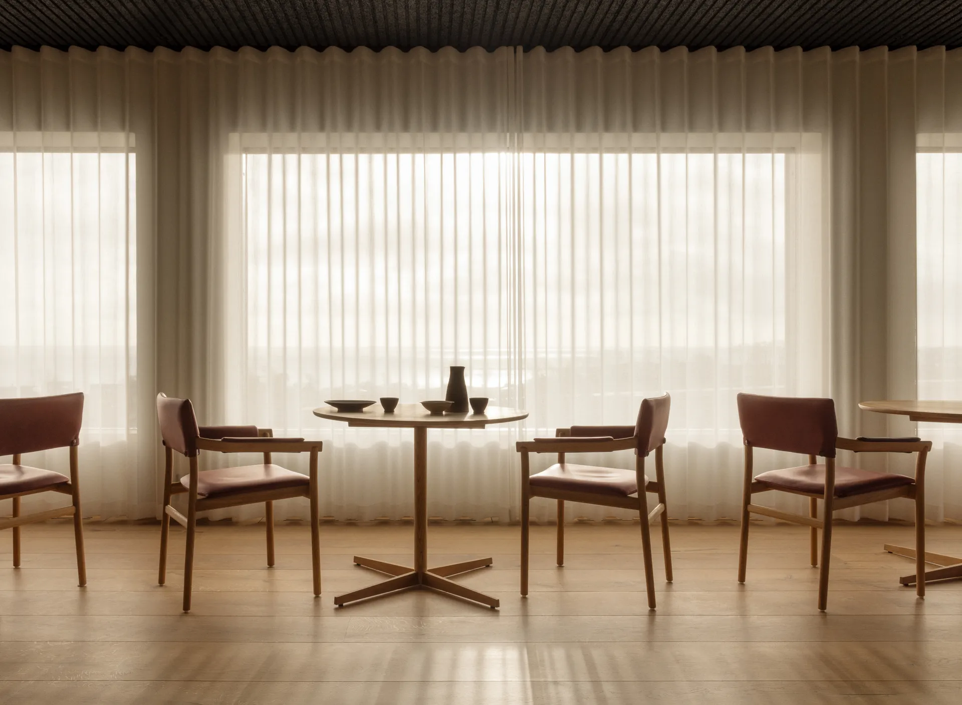 Butaca Vyn con respaldo tapizado, Monocoat natural-Elmosoft 43283 Gärsnäs