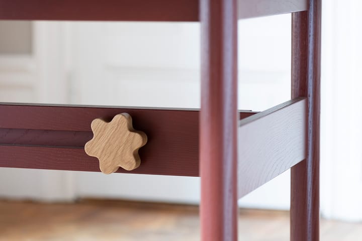 Mesa Ateljé, Roble-teñido de rojo-pomo en roble Gärsnäs