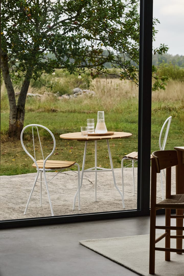 Mesa Pia Ø70 cm, Soporte de acero lacado blanco - roble aceitado Gärsnäs
