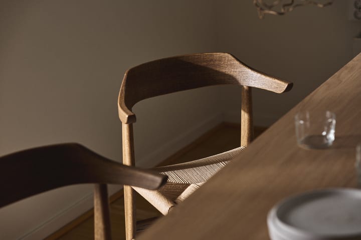 Silla con reposabrazos Hedda, Roble-black-cordón de papel negro Gärsnäs