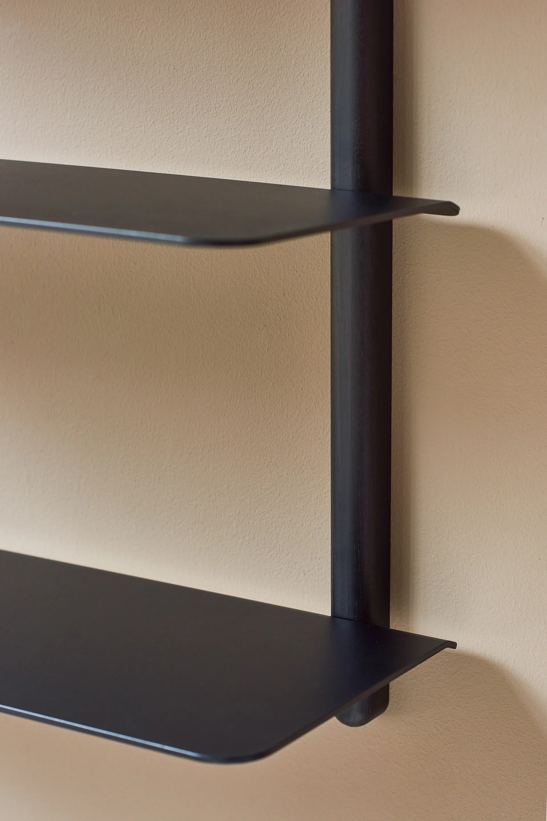 Estantería Nivo A large, Fresno teñido negro-negro Gejst