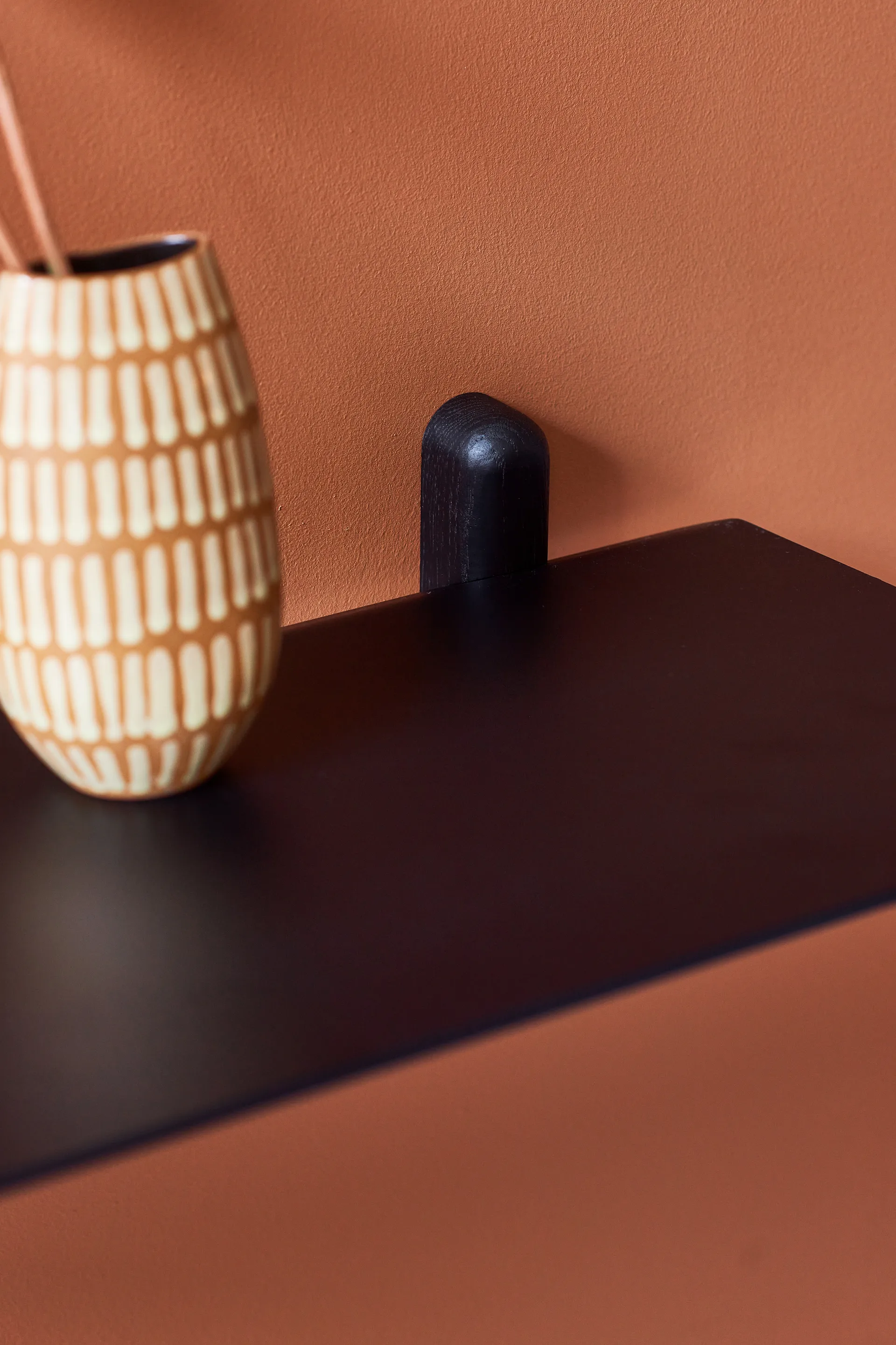 Estantería Nivo G large, Fresno teñido negro-negro Gejst