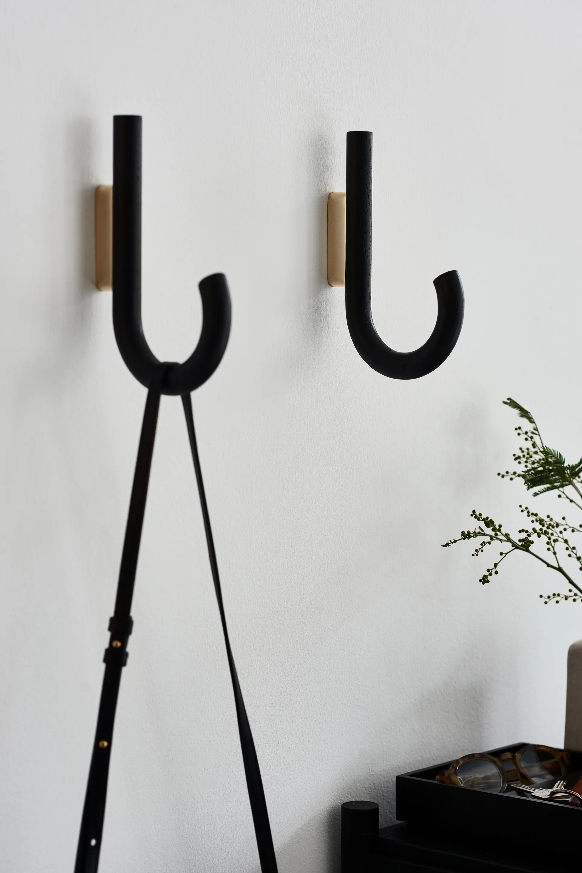 Gancho Hook 19 cm, Roble teñido de negro-latón Gejst