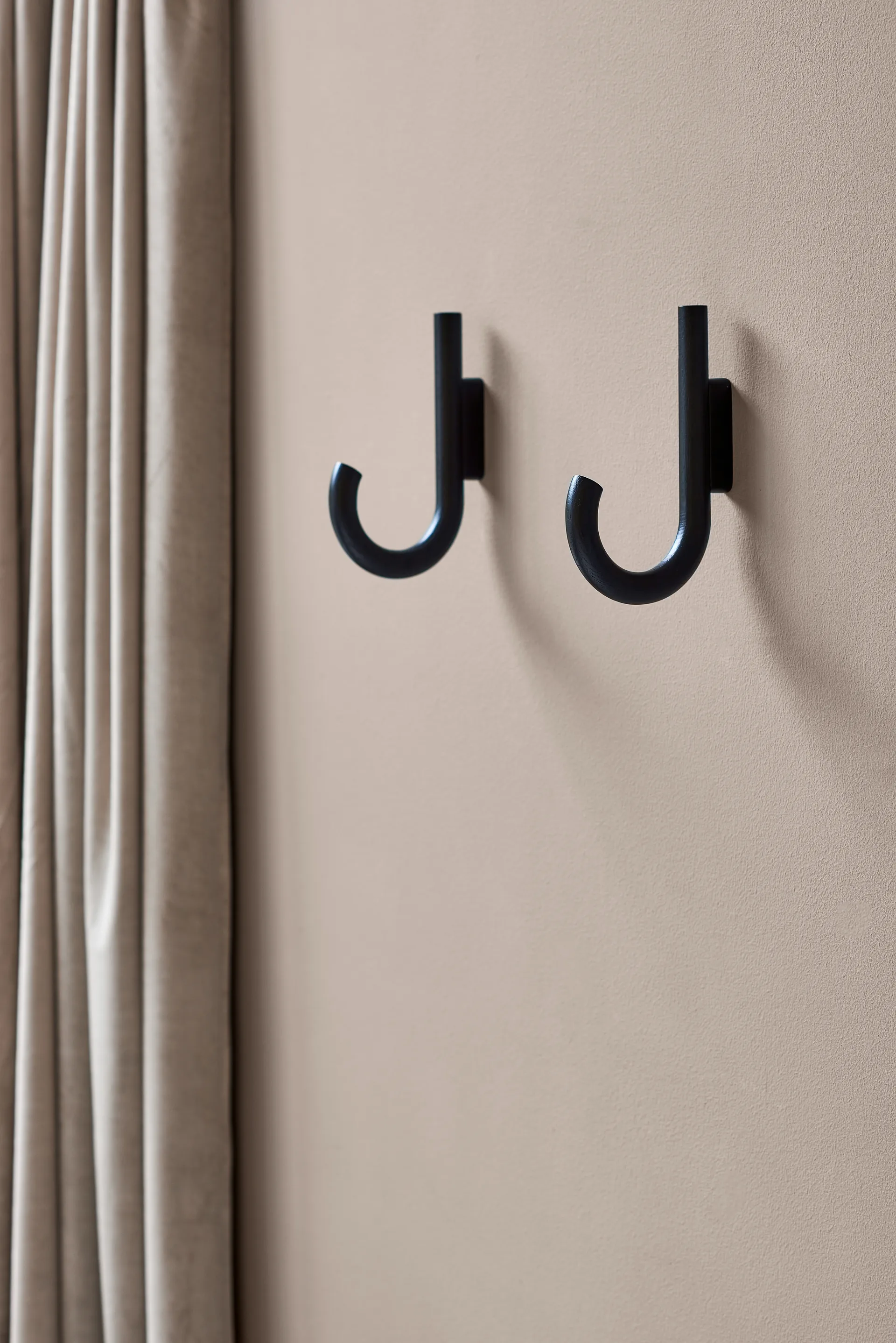 Gancho Hook 19 cm, Roble teñido de negro-negro Gejst