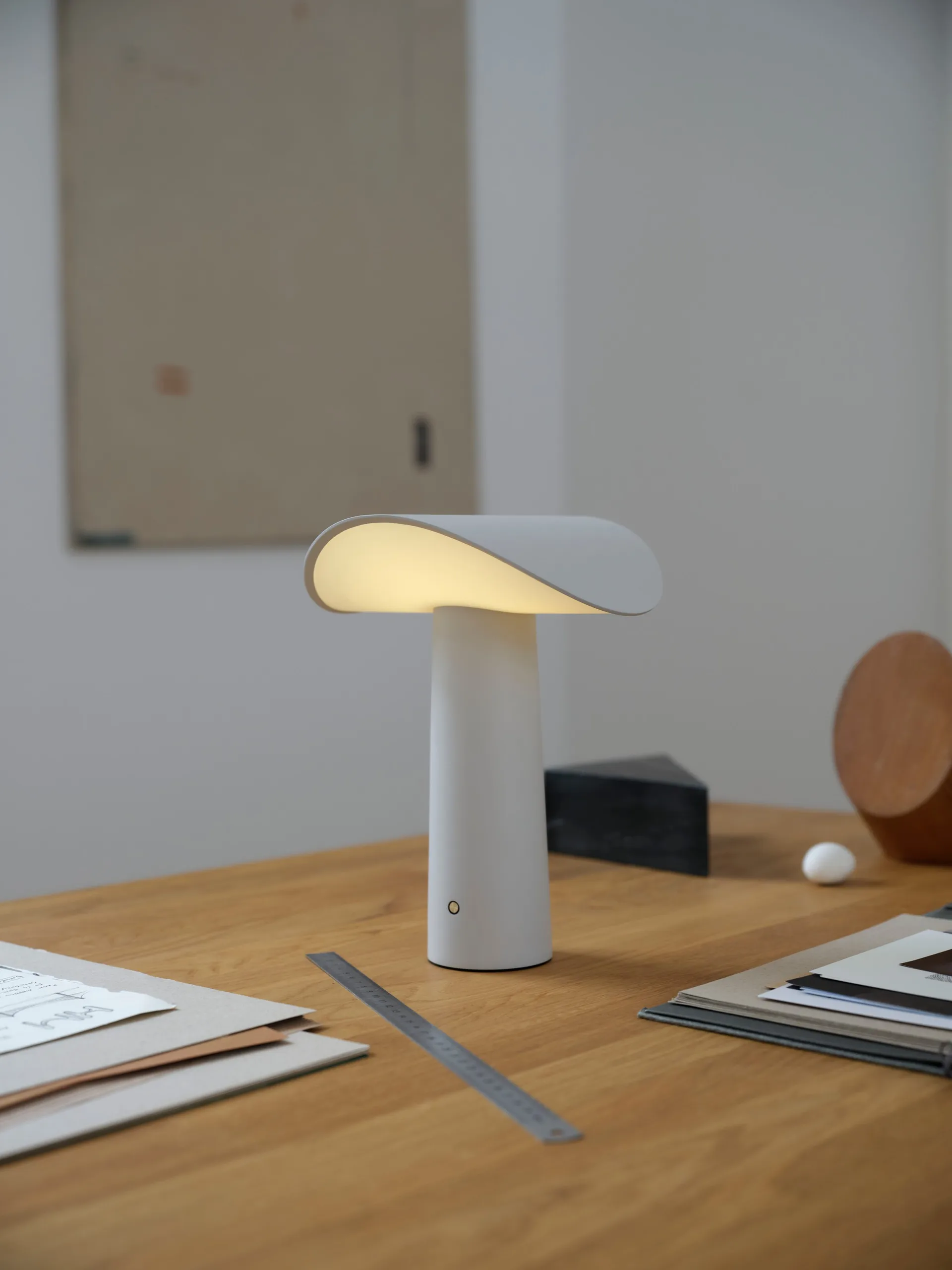 Lámpara de mesa Lium portátil 22,5 cm, Gris cálido Gejst