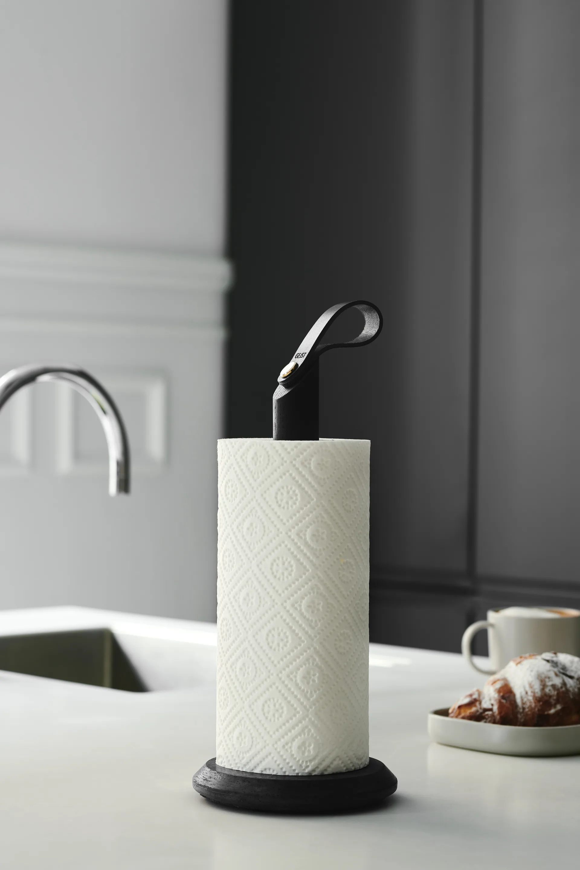 Portarrollos de papel cocina Grab, Roble teñido negro Gejst