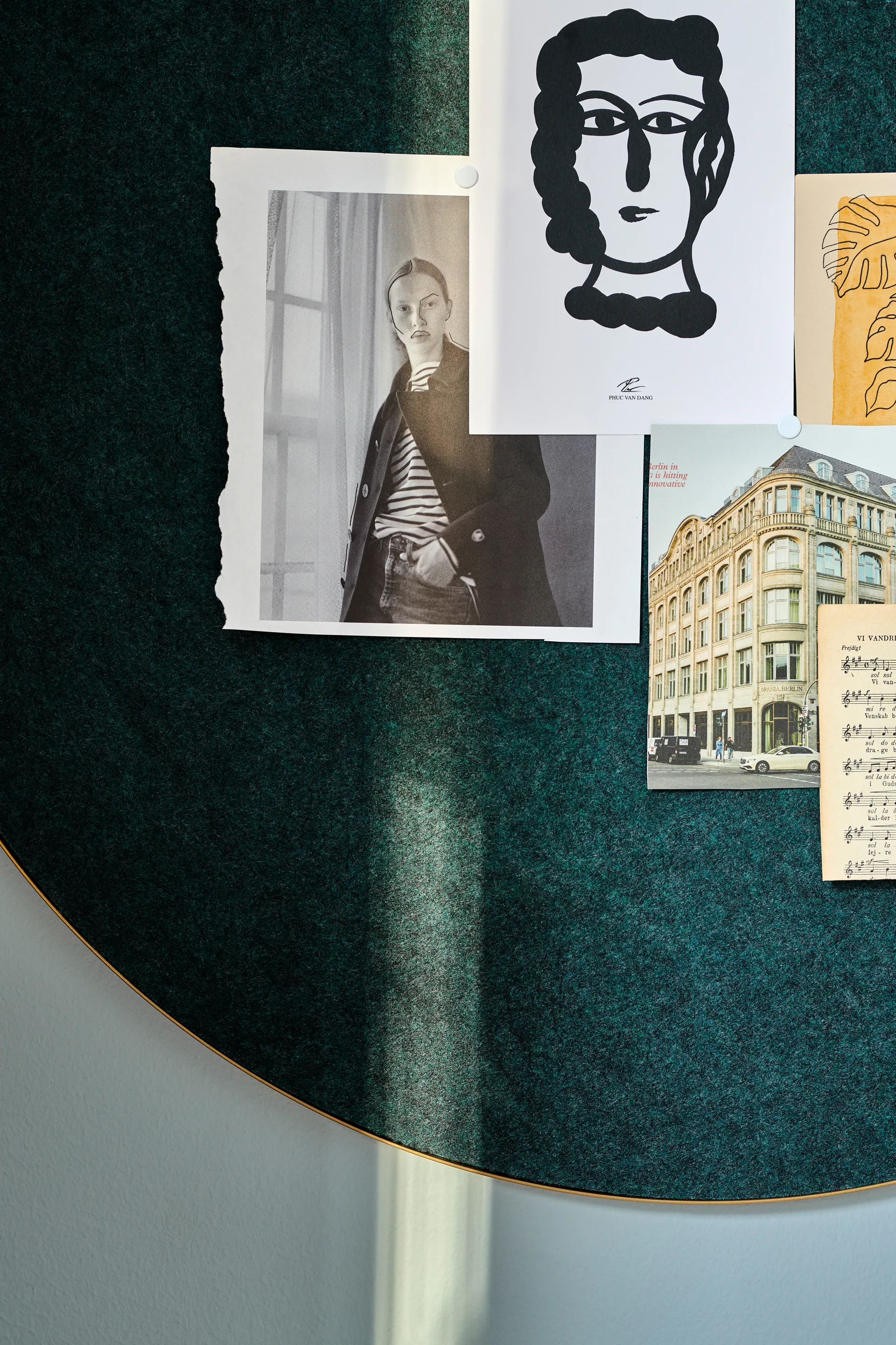 Tablero de notas Retell pinboard Ø80 cm, verde-latón Gejst