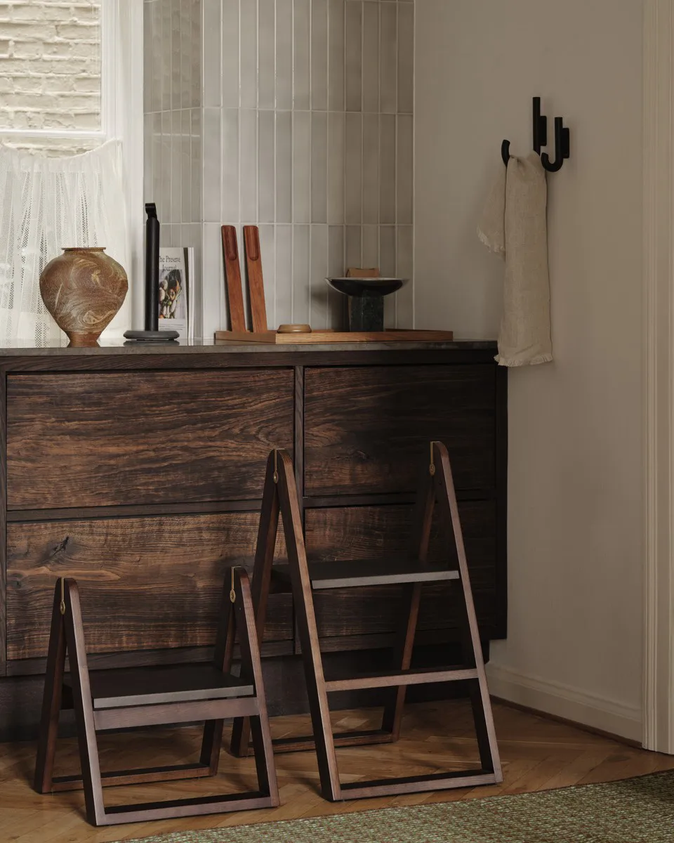 Taburete escalera Reech, Fresno oscuro Gejst