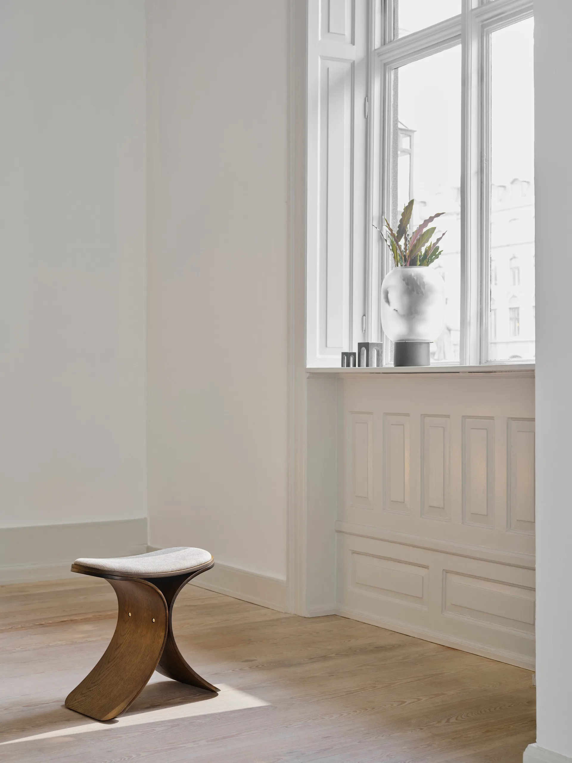 Taburete Luno 48×28×72 cm, Roble oscuro–textil beige oscuro Gejst