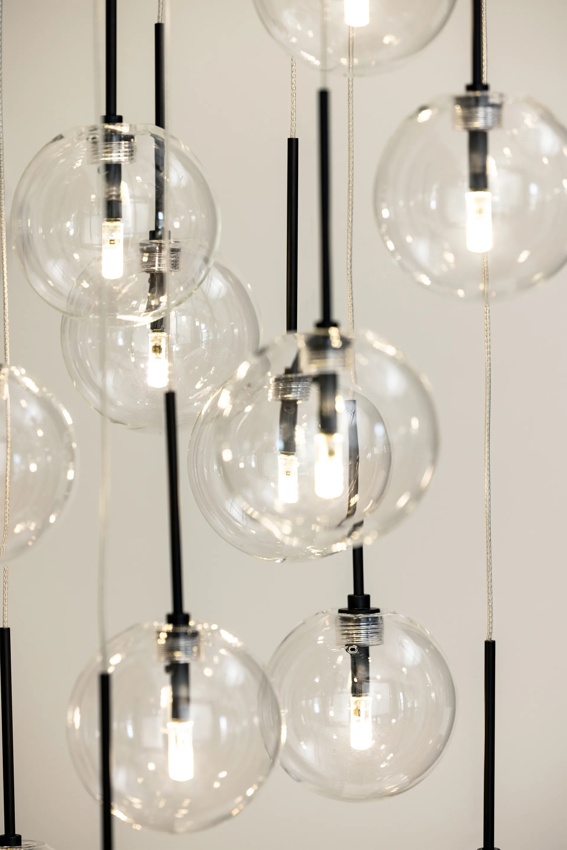 Lámpara colgante Skyfall, Transparente-negro Globen Lighting