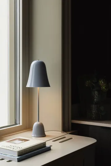 Lámpara de mesa Blåklockan - Azul brumoso (azul), Ø16xAlt. 50 cm - Globen Lighting