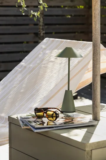 Lámpara de mesa Cannes 32 portátil - Verde musgo - Globen Lighting