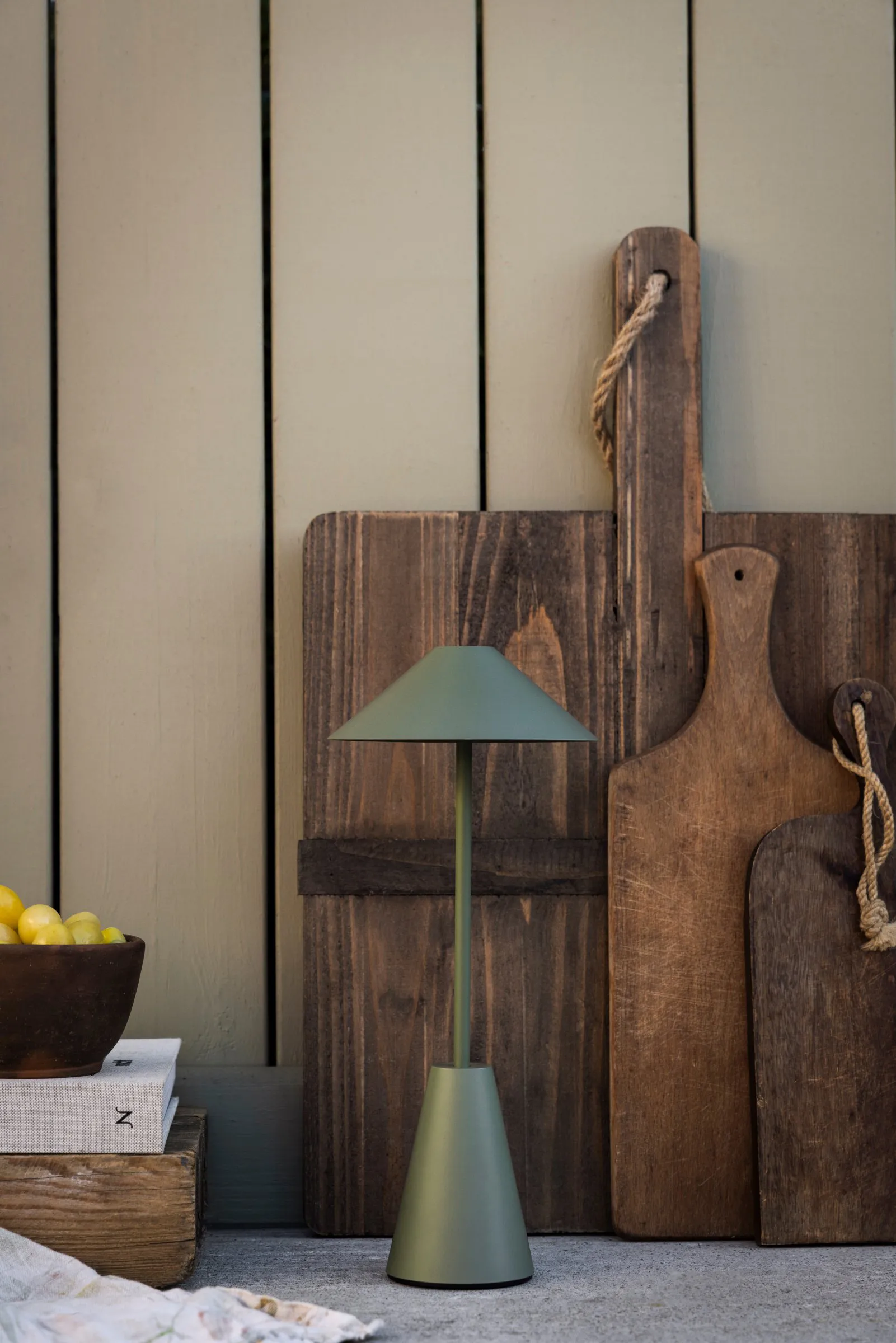 Lámpara de mesa Cannes 32 portátil, Verde musgo Globen Lighting