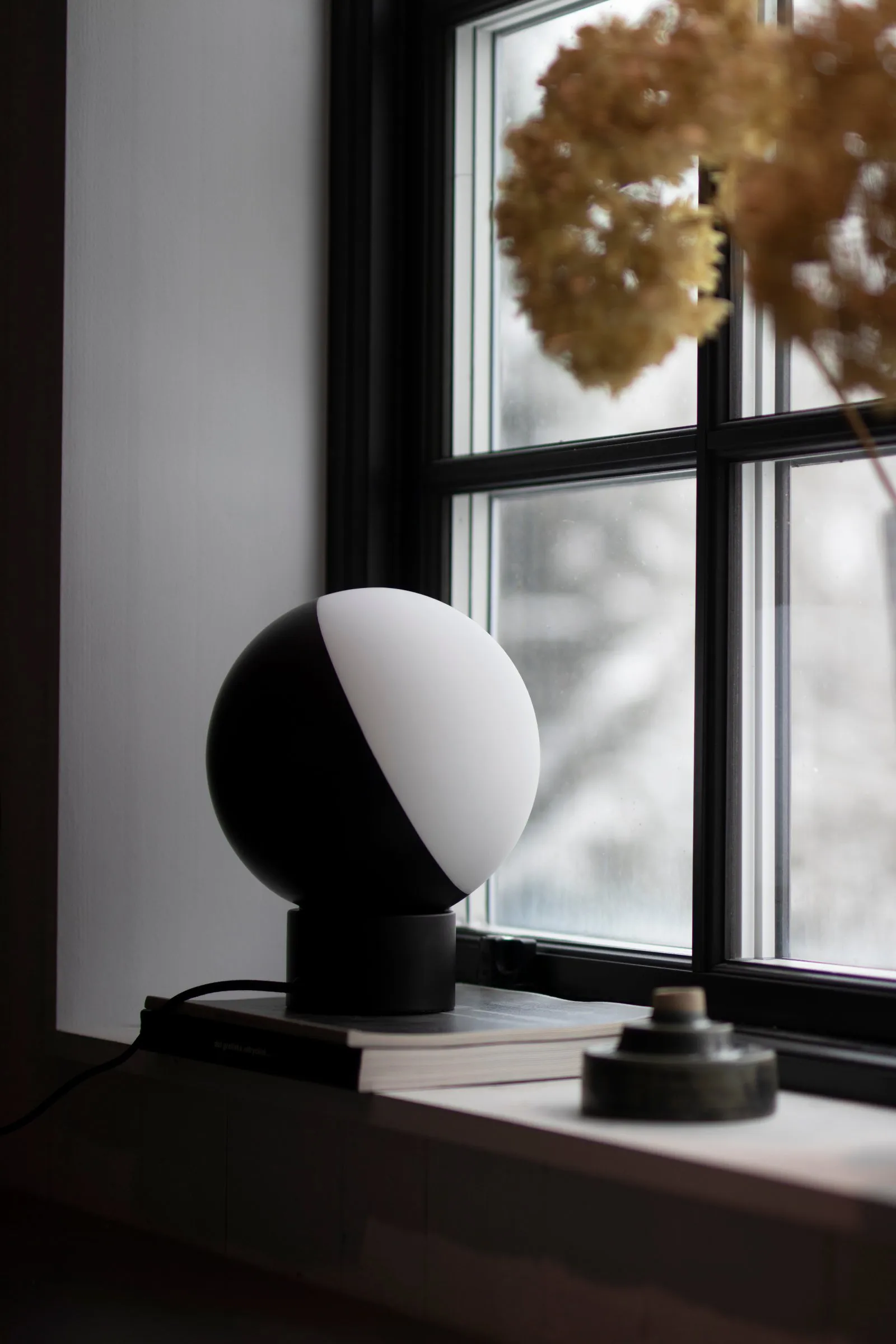 Lámpara de mesa Contur Ø20 cm, negro-blanco Globen Lighting