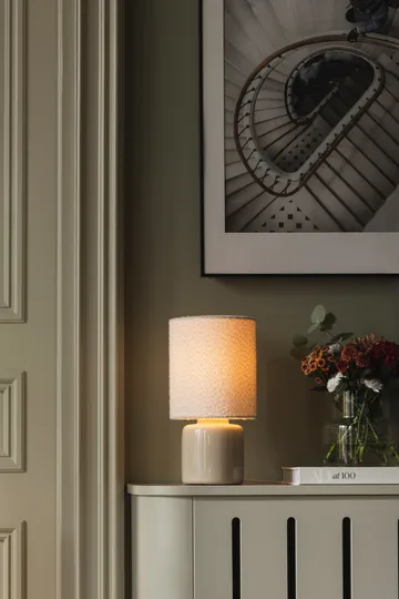 Lámpara de mesa Florian - Blanco bouclé/beige, Ø20 × 39 cm - Globen Lighting