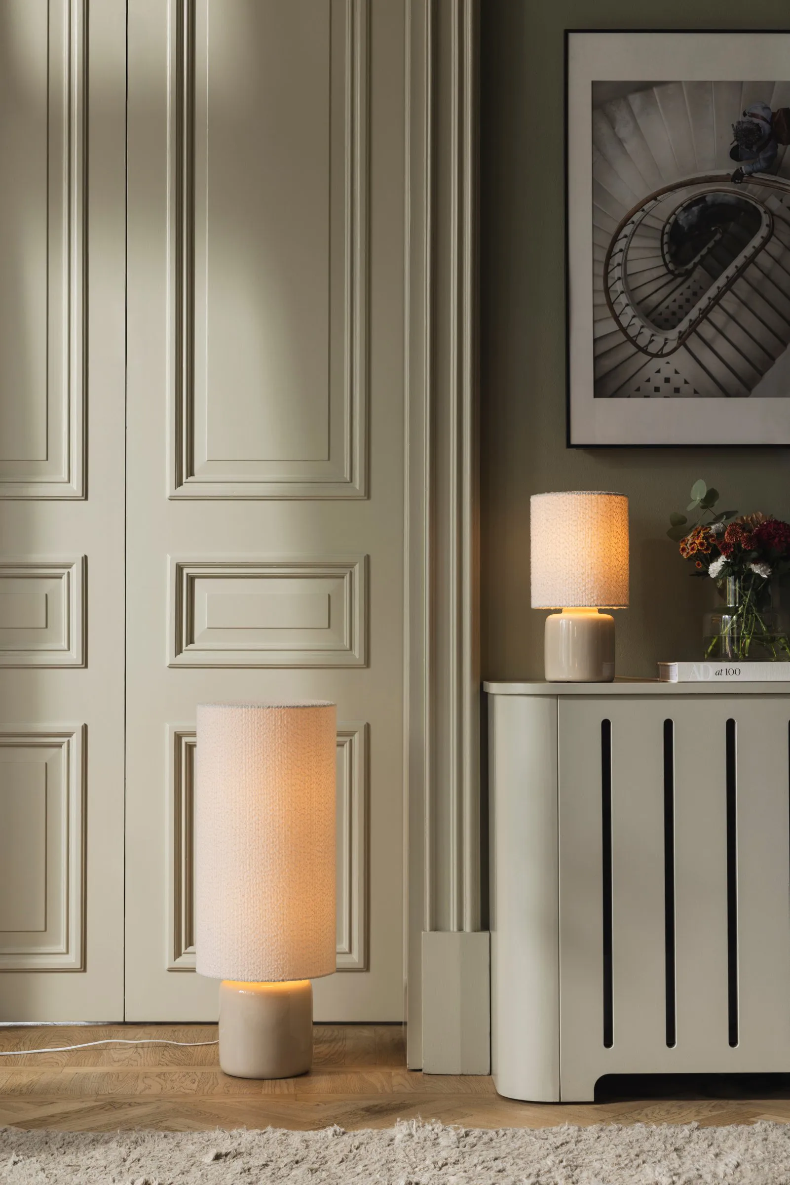 Lámpara de mesa Florian, Blanco bouclé/beige, Ø20 × 39 cm Globen Lighting