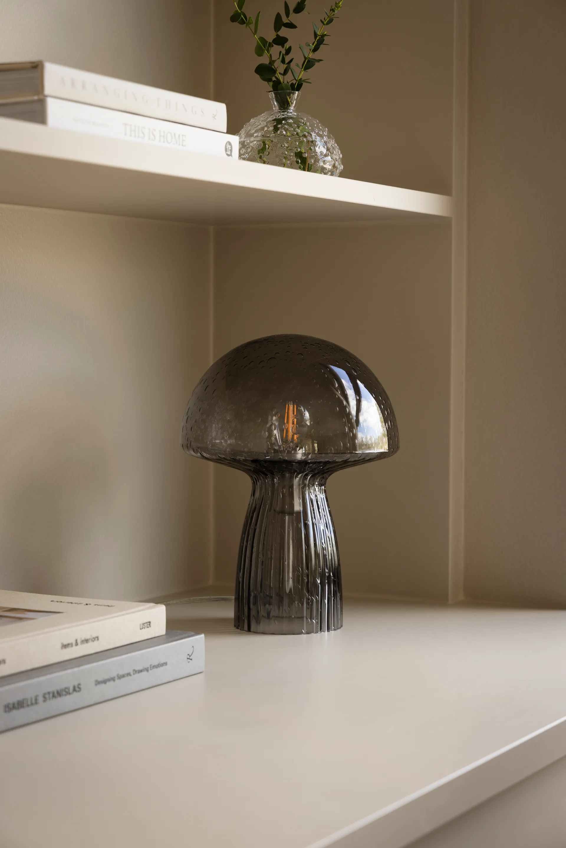 Lámpara de mesa Fungo Special Edition Ahumado, Ø22 cm, H:30 cm Globen Lighting