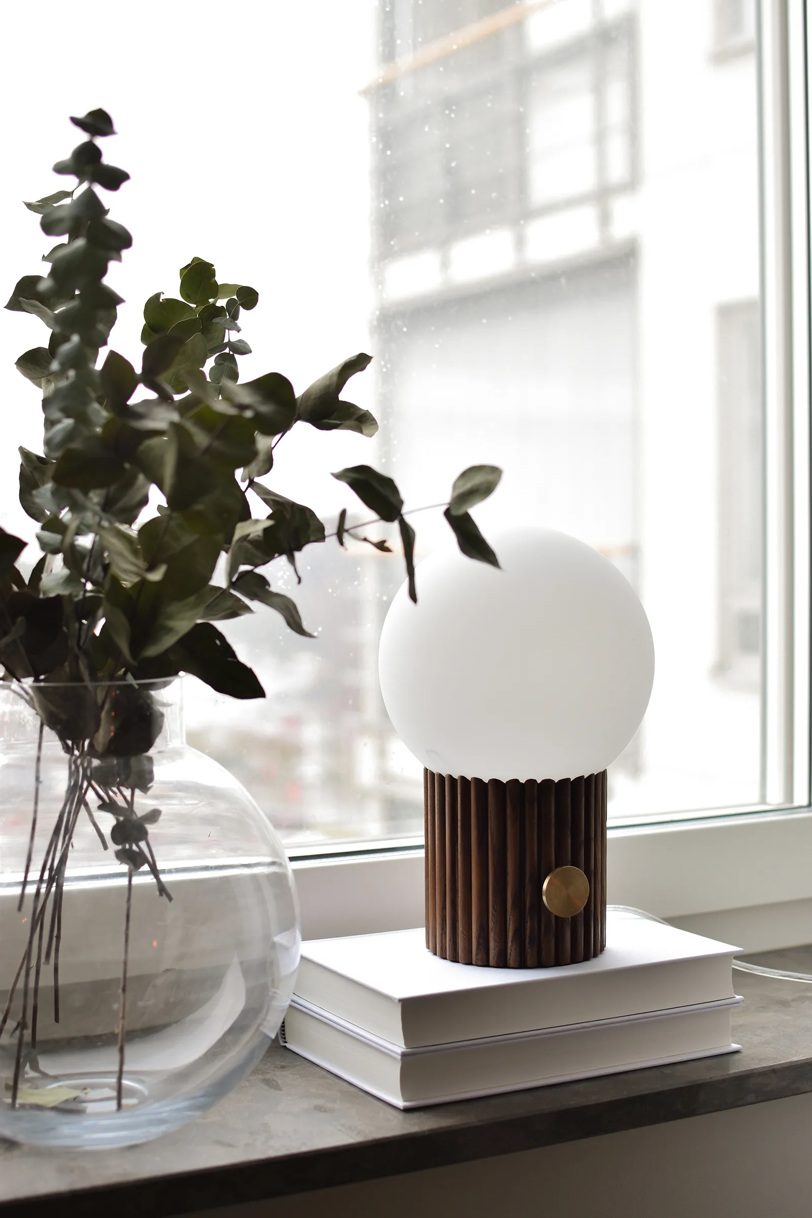 Lámpara de mesa Hubble Ø15 cm, nogal Globen Lighting