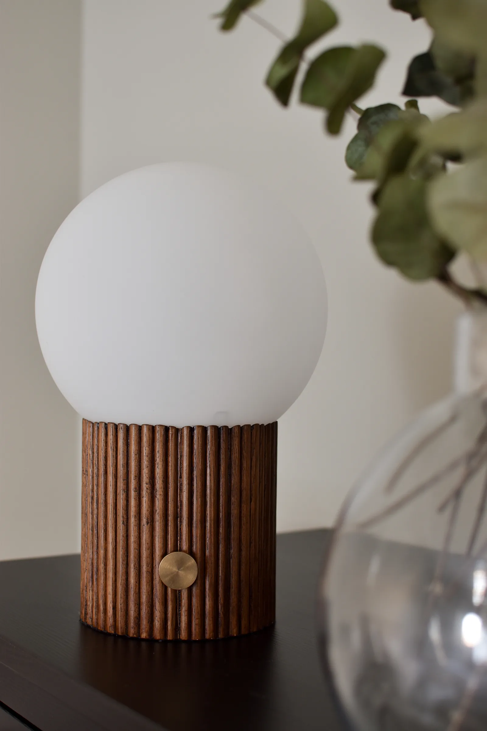 Lámpara de mesa Hubble Ø22 cm, nogal Globen Lighting