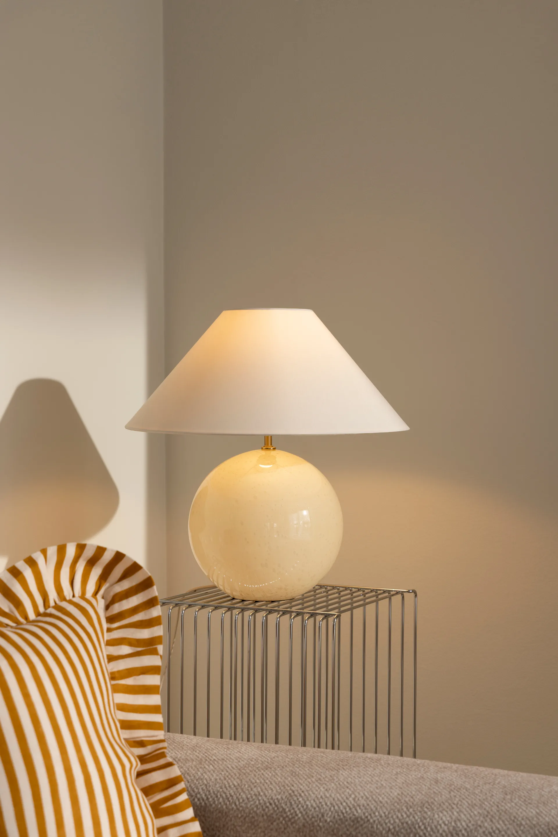 Lámpara de mesa Iris 45, White Globen Lighting