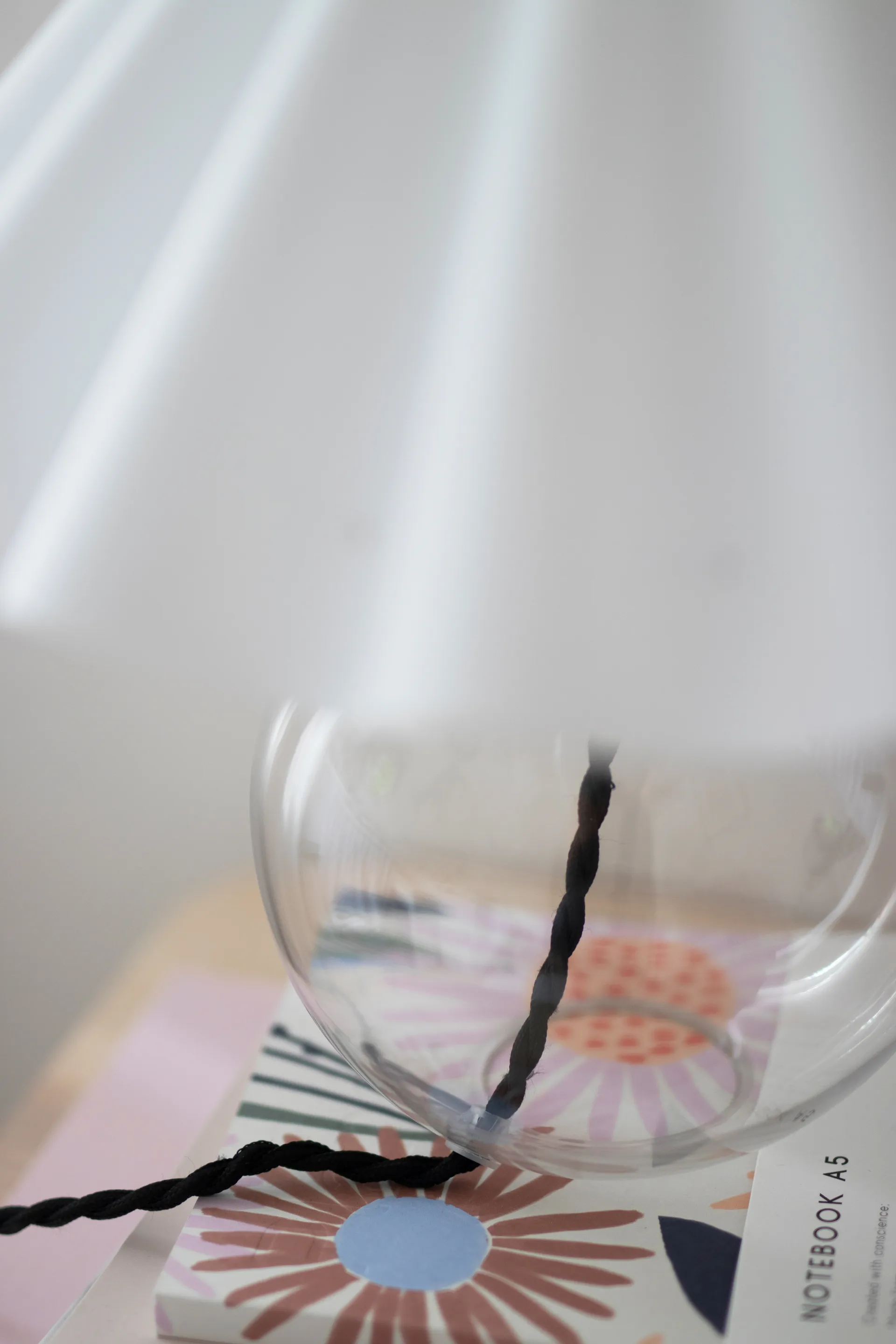 Lámpara de mesa Judith Ø30 cm, transparente-blanco Globen Lighting