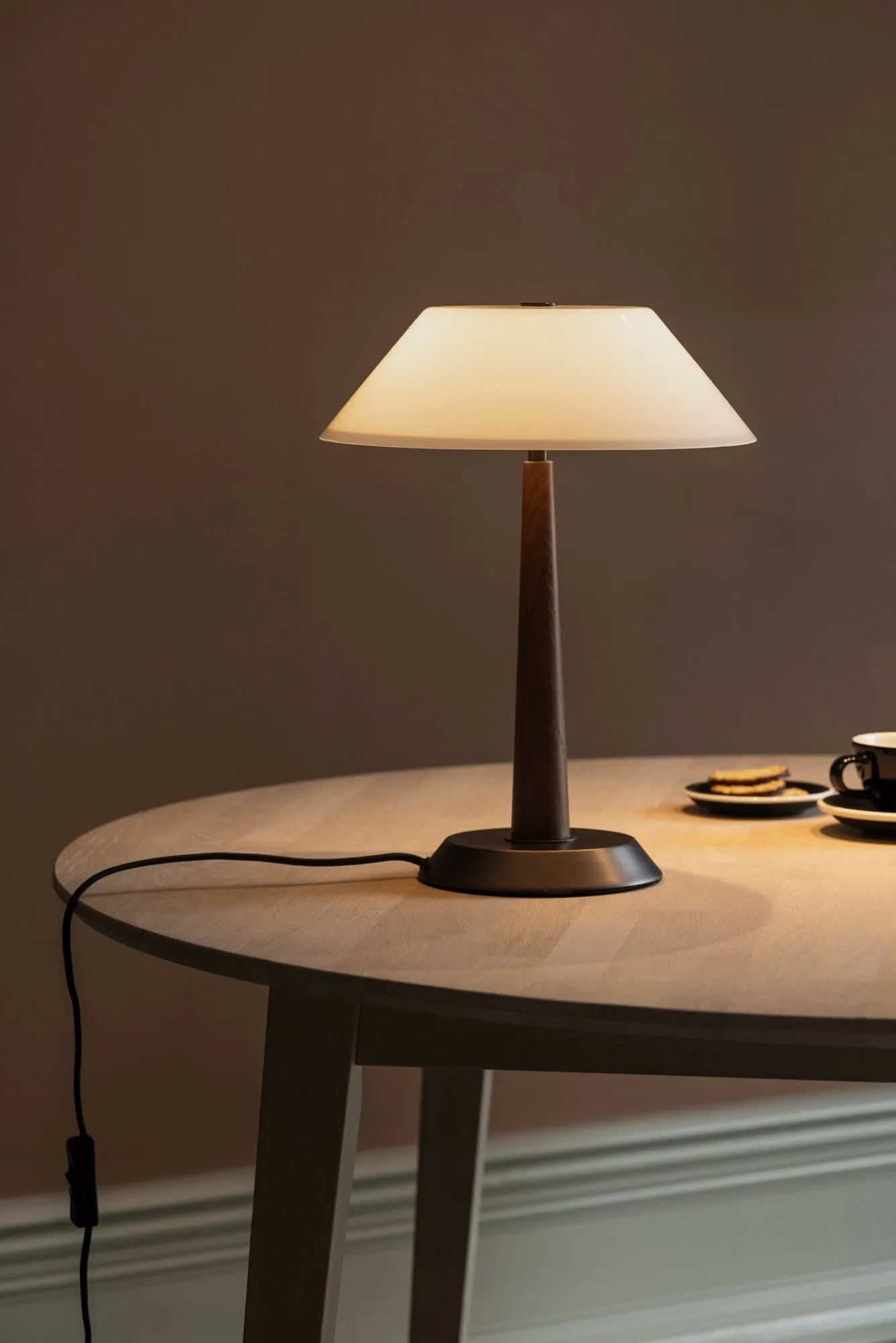 Lámpara de mesa Ligna, Teñido de marrón, Ø29x39,2 cm Globen Lighting