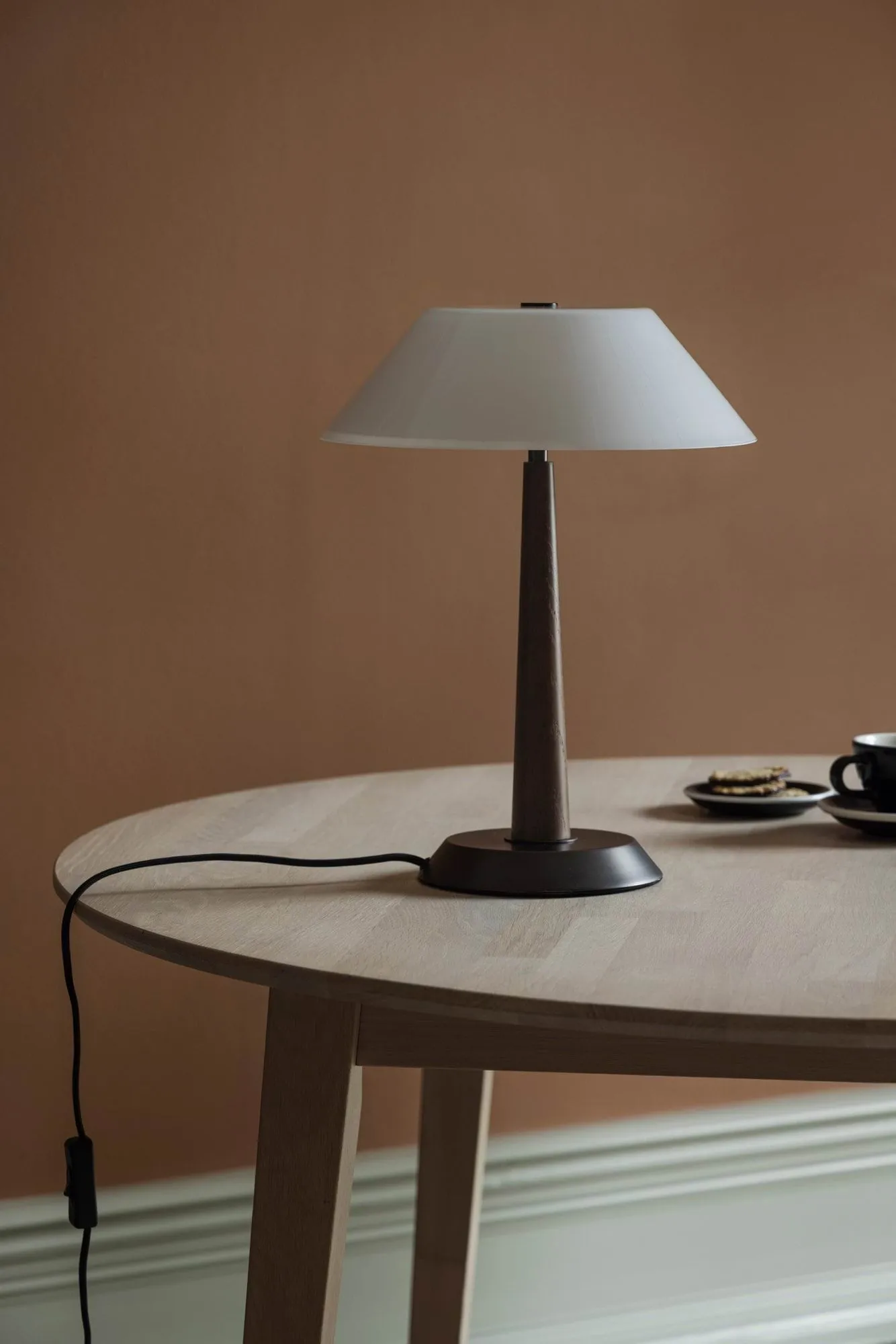 Lámpara de mesa Ligna, Teñido de marrón, Ø29x39,2 cm Globen Lighting