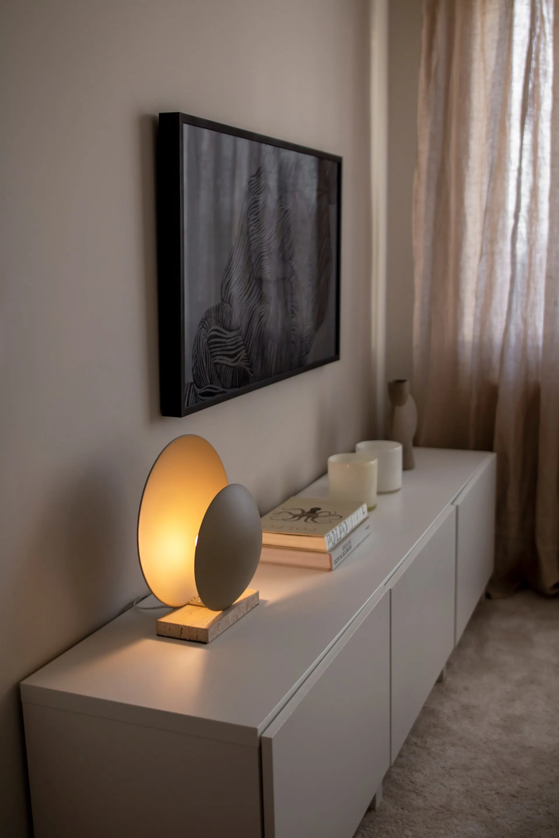 Lámpara de mesa Orbit, Beige-travertin Globen Lighting