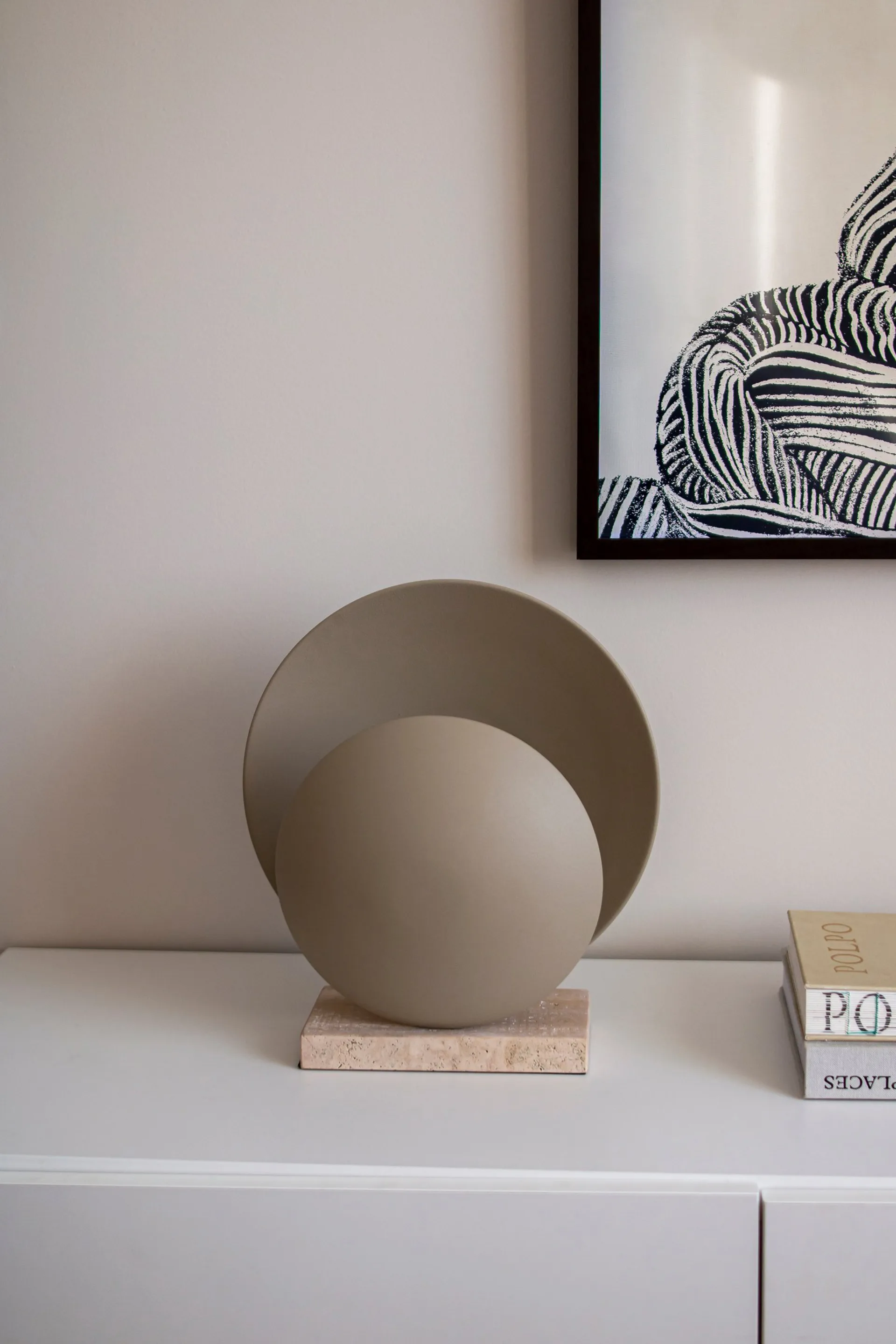 Lámpara de mesa Orbit, Beige-travertin Globen Lighting