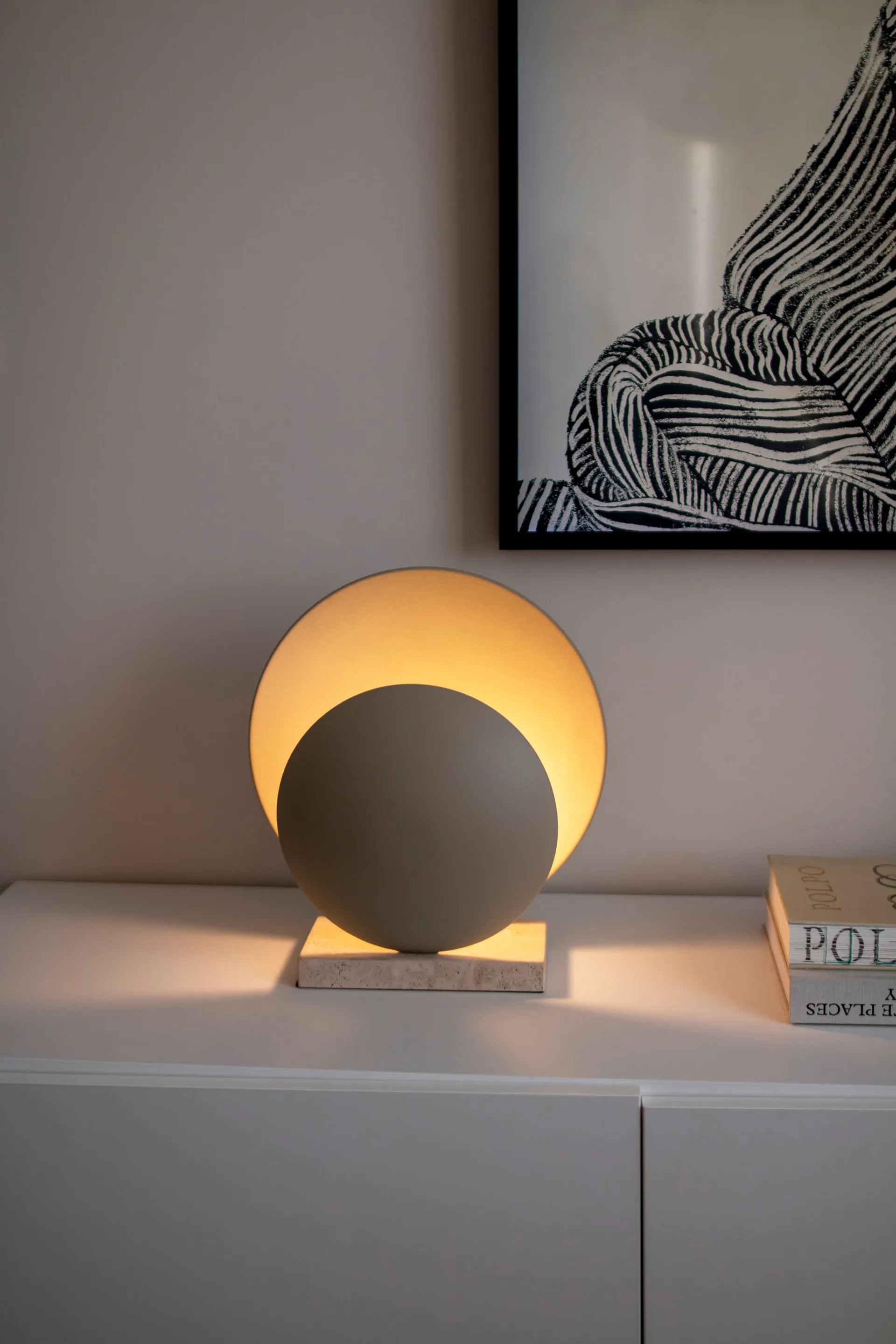 Lámpara de mesa Orbit, Beige-travertin Globen Lighting