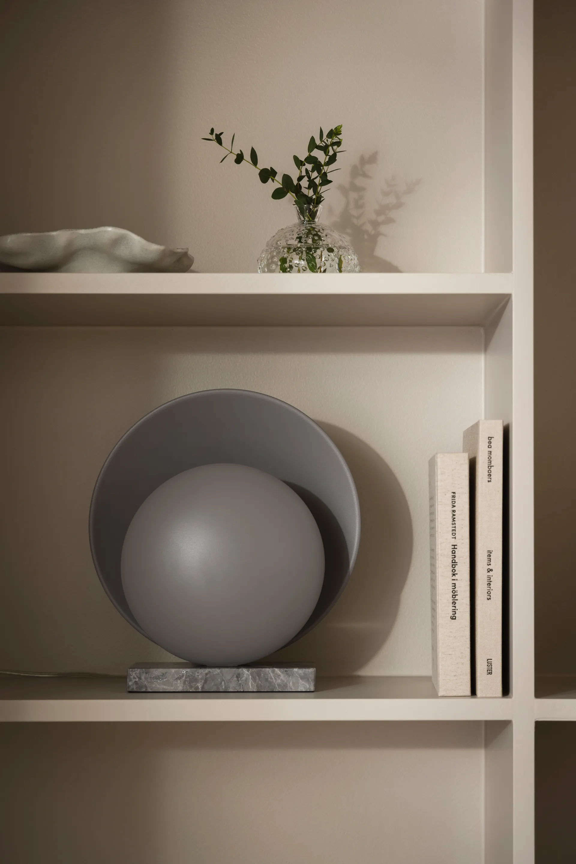 Lámpara de mesa Orbit, Gris Globen Lighting