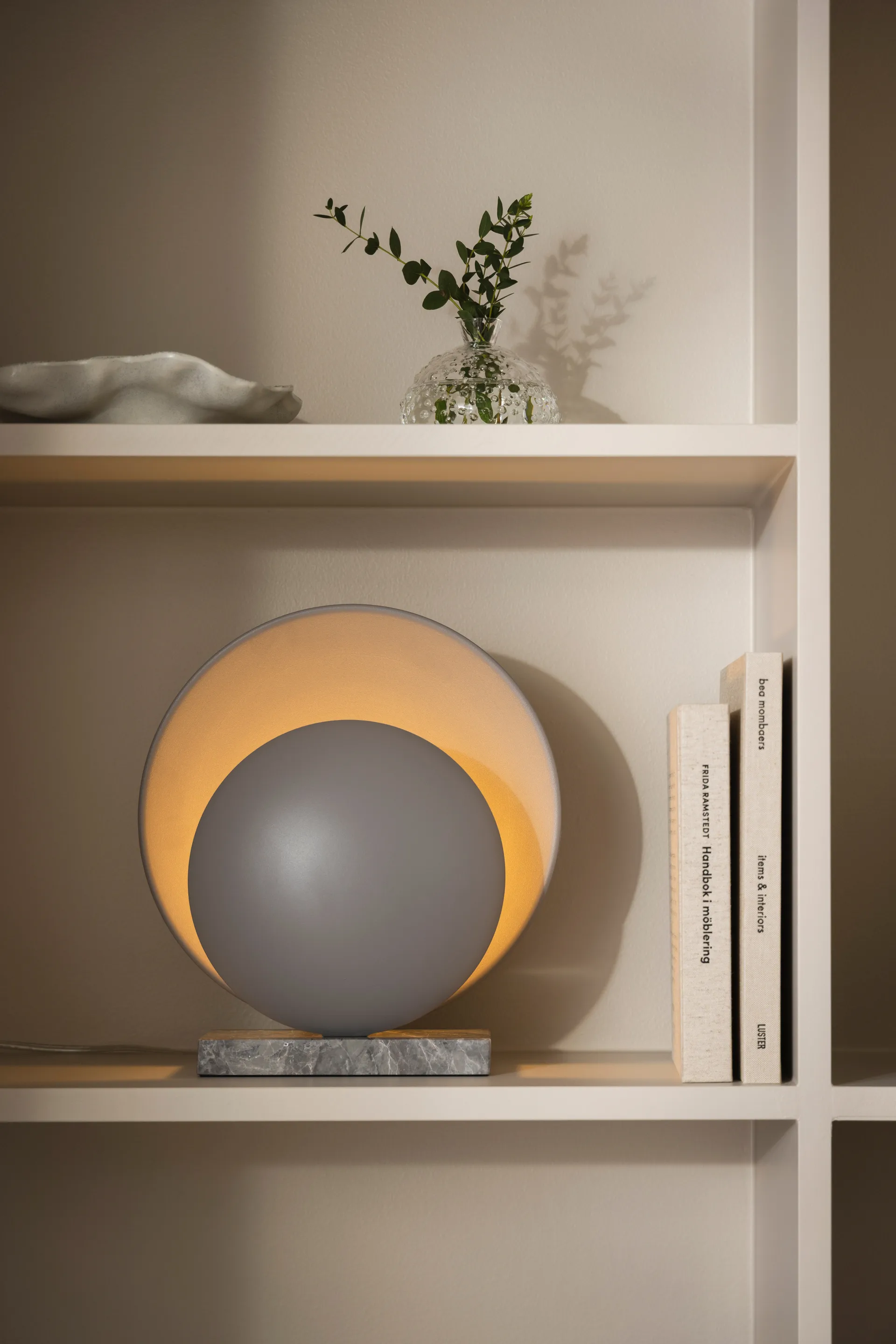 Lámpara de mesa Orbit, Gris Globen Lighting
