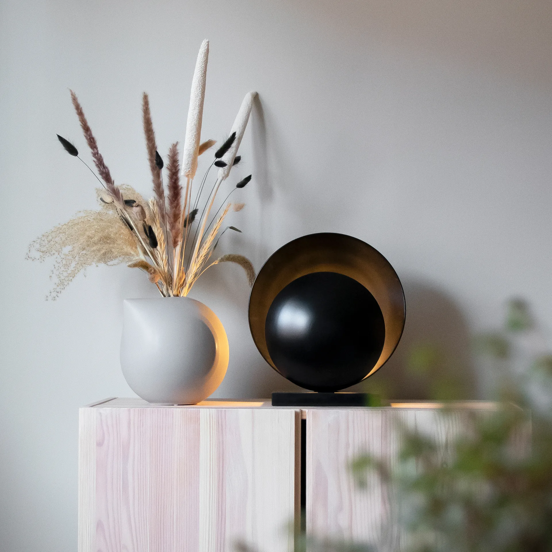Lámpara de mesa Orbit, negro Globen Lighting