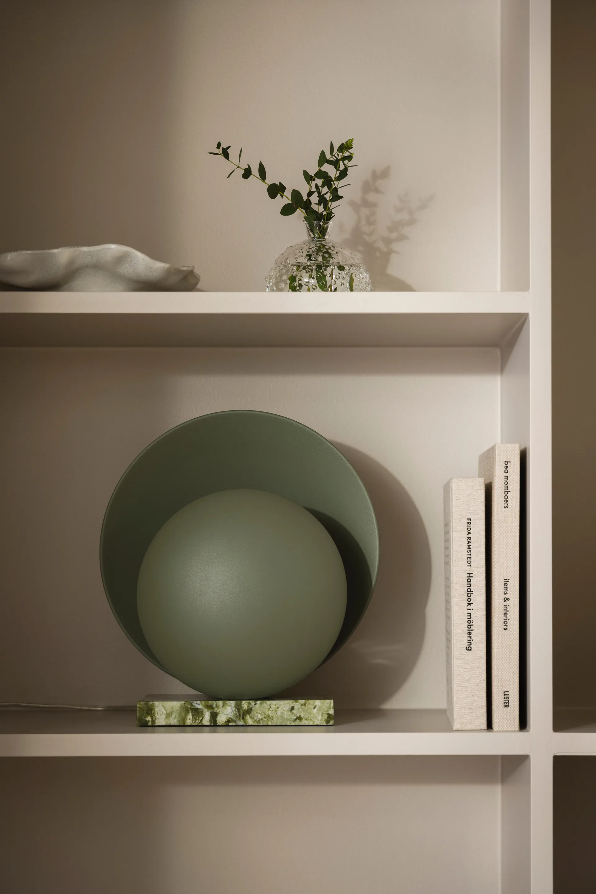 Lámpara de mesa Orbit, Verde musgo Globen Lighting