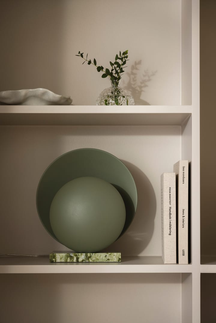 Lámpara de mesa Orbit, Verde musgo Globen Lighting